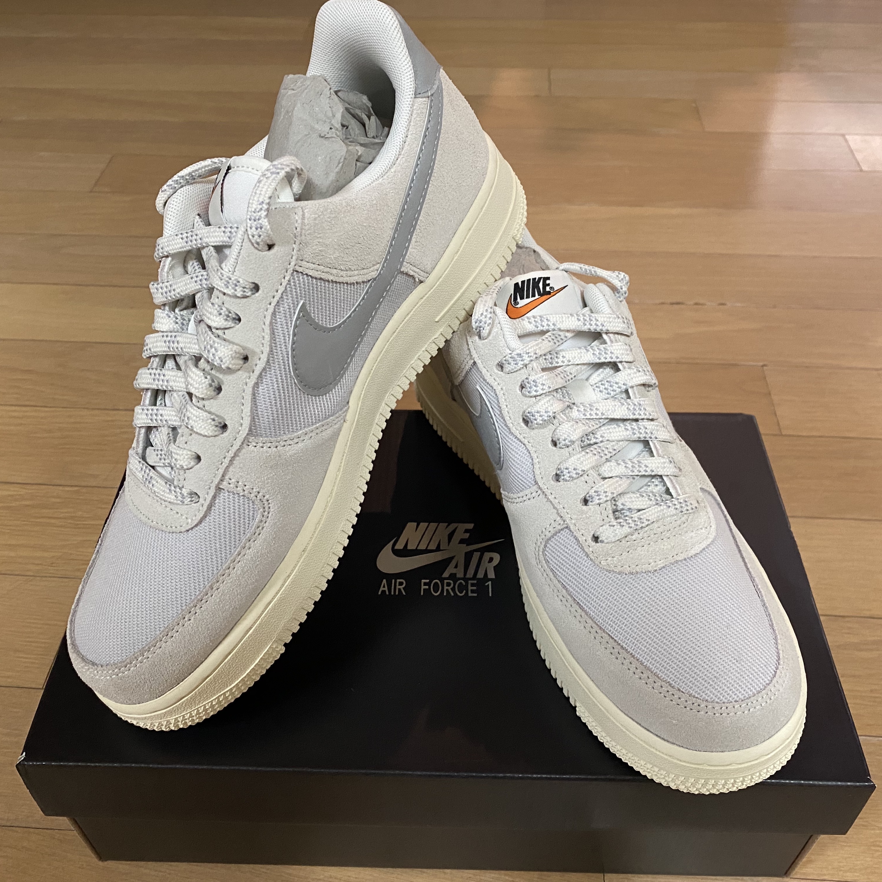 Nike Air Force 1 '07 LV8 Photon Dust and Sail 착용 스타일
