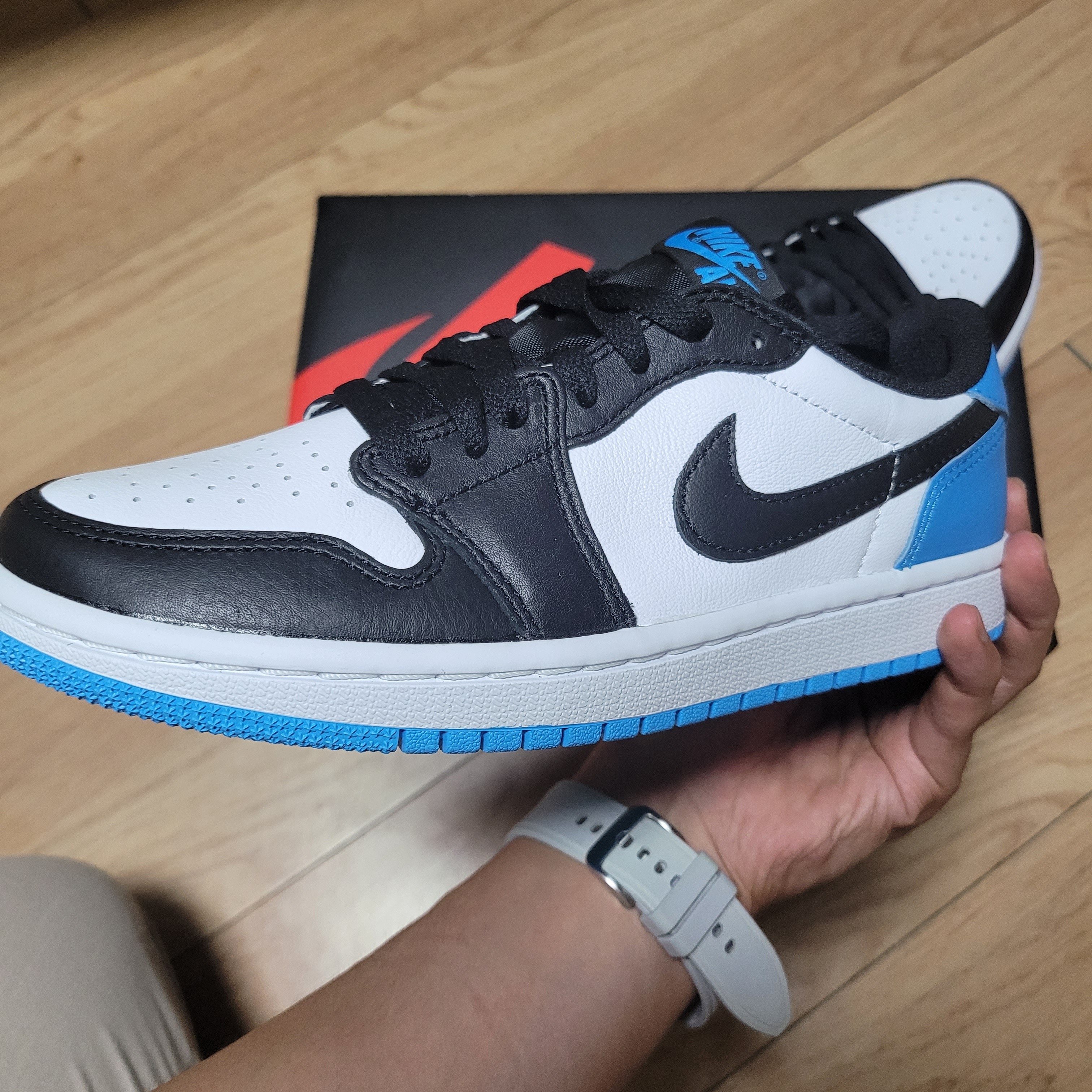(W) Jordan 1 Retro Low OG Black and Dark Powder Blue 착용 스타일 - 1