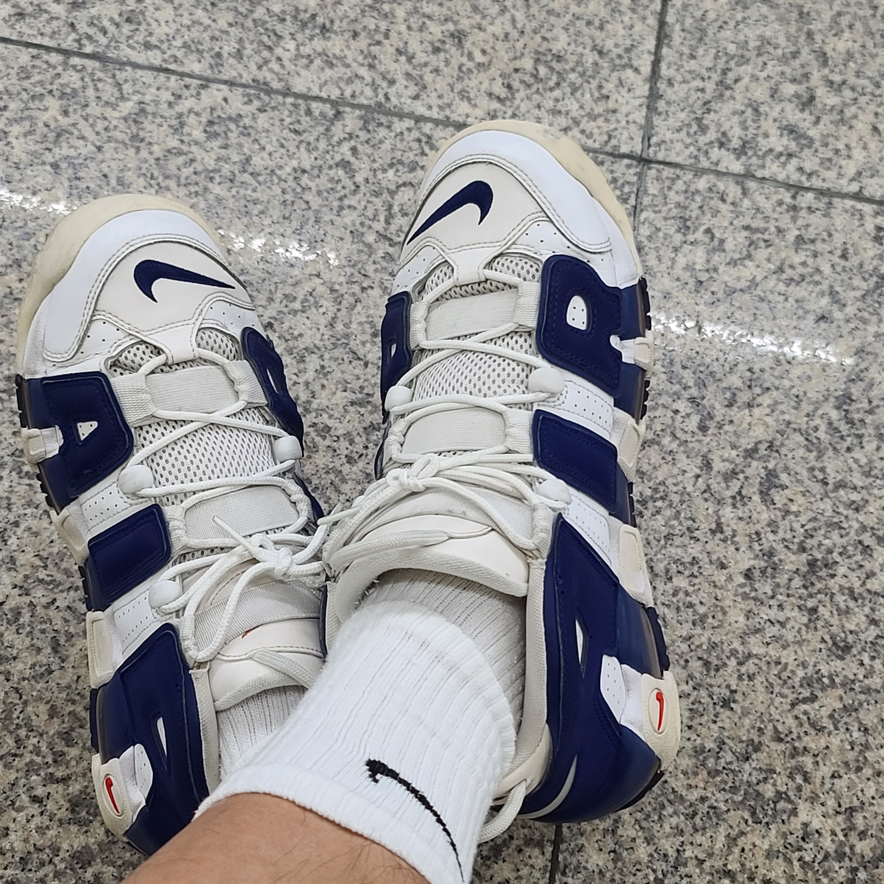 Nike Air More Uptempo Knicks 착용 스타일 - 2