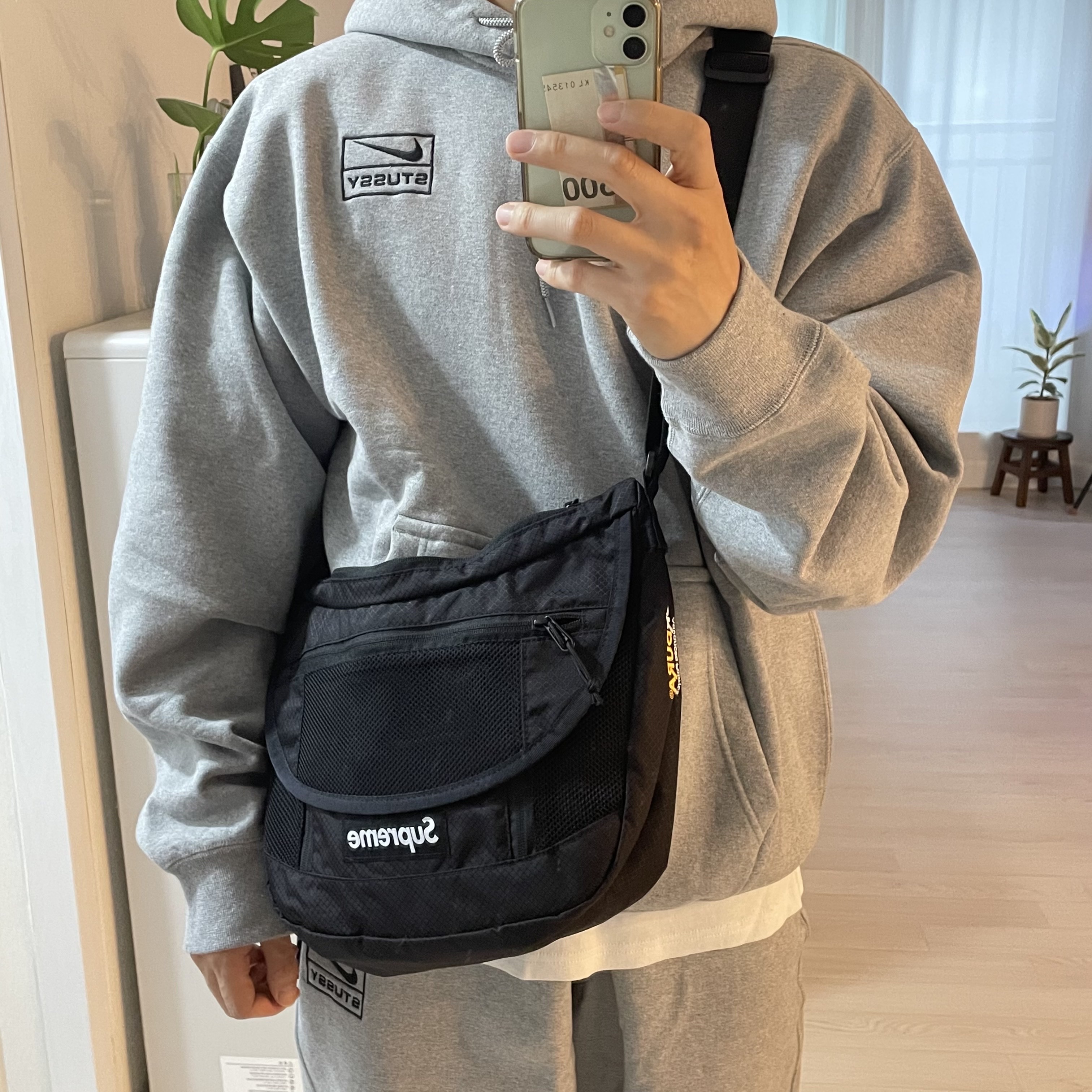 Supreme Small Messenger Bag Black - 22SS 착용 스타일