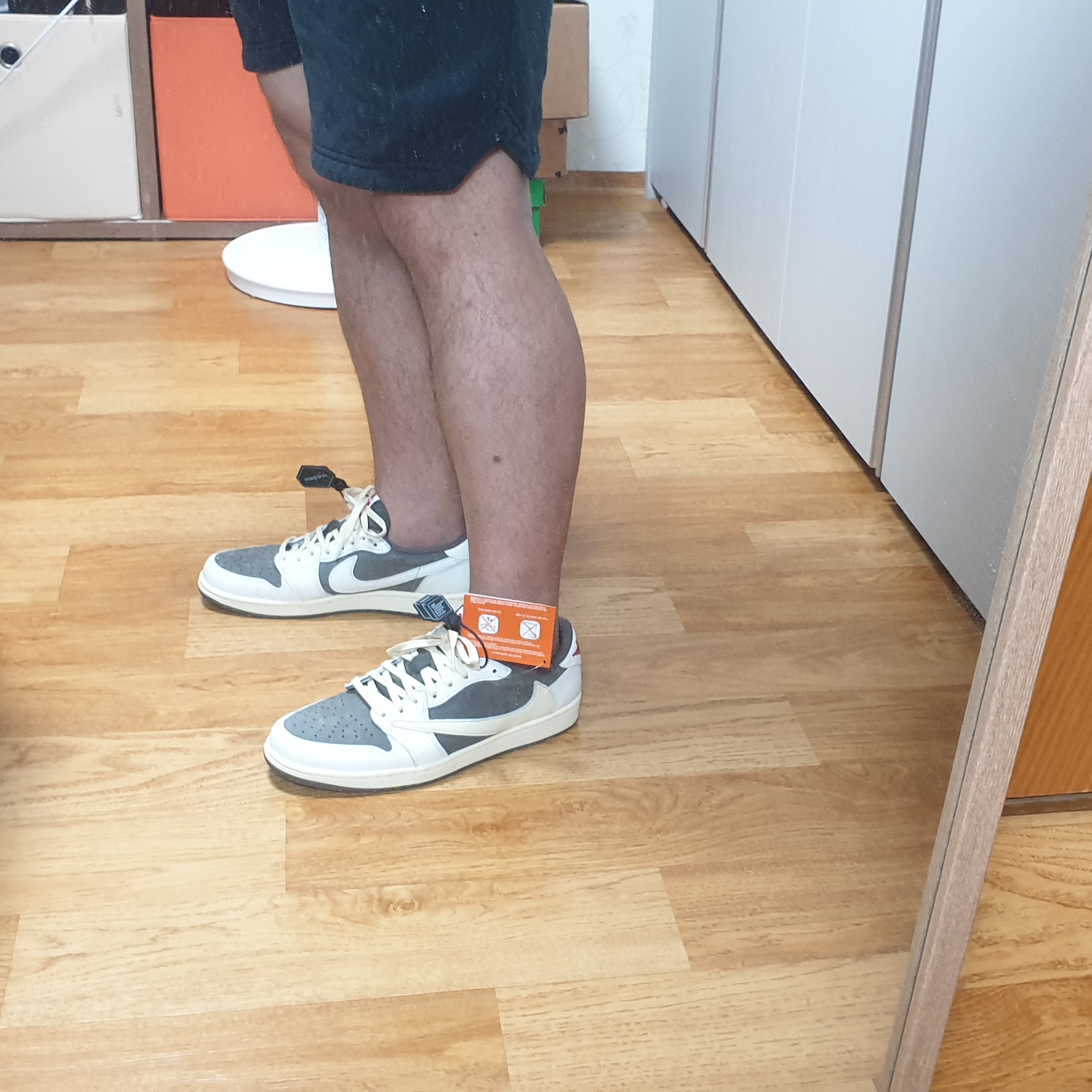 Jordan 1 x Travis Scott Retro Low OG SP Sail and Ridgerock 착용 스타일 - 1