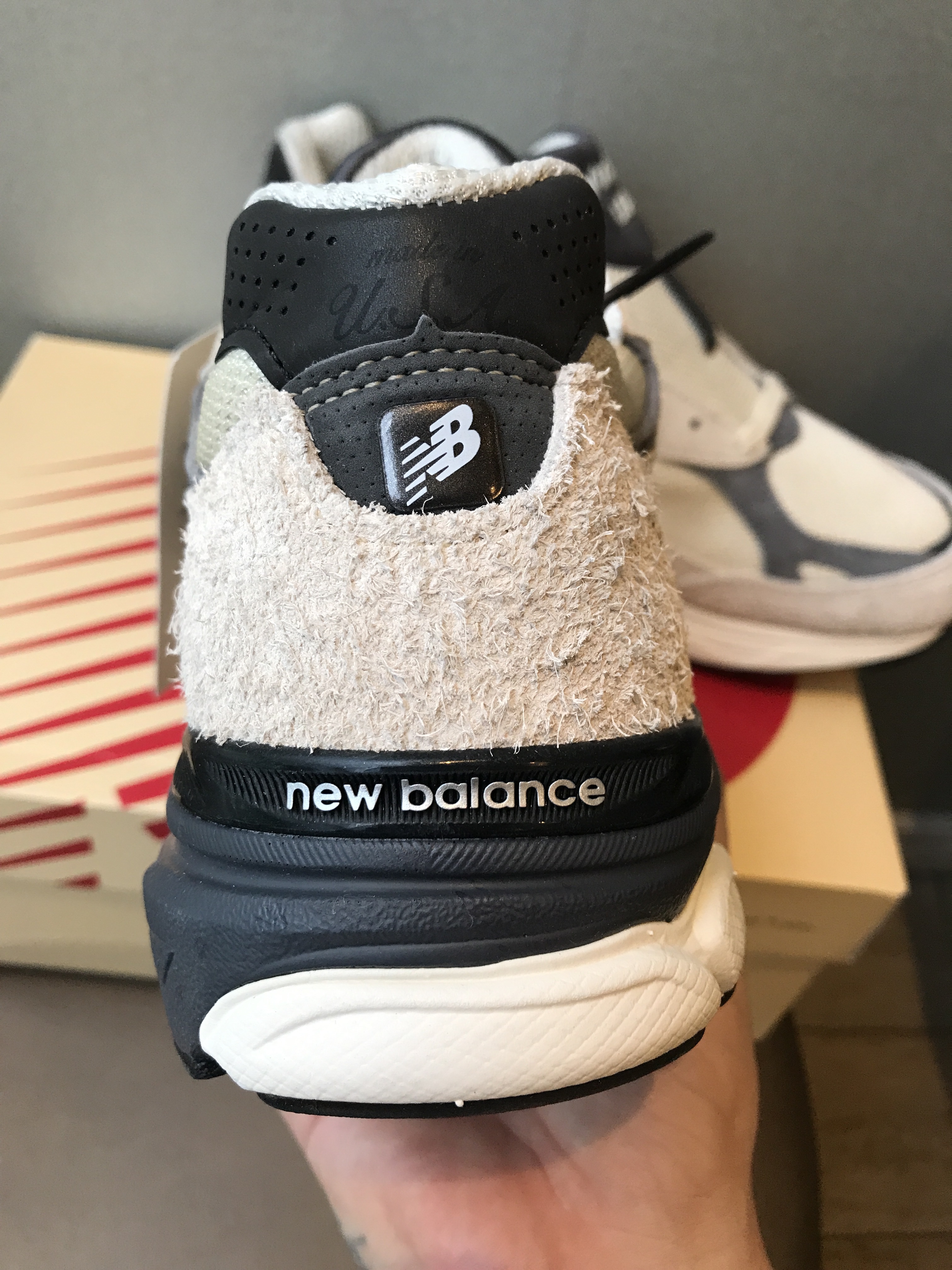 New Balance 990v3 Made in USA Moonbeam Macadamia Nut 착용 스타일 - 3