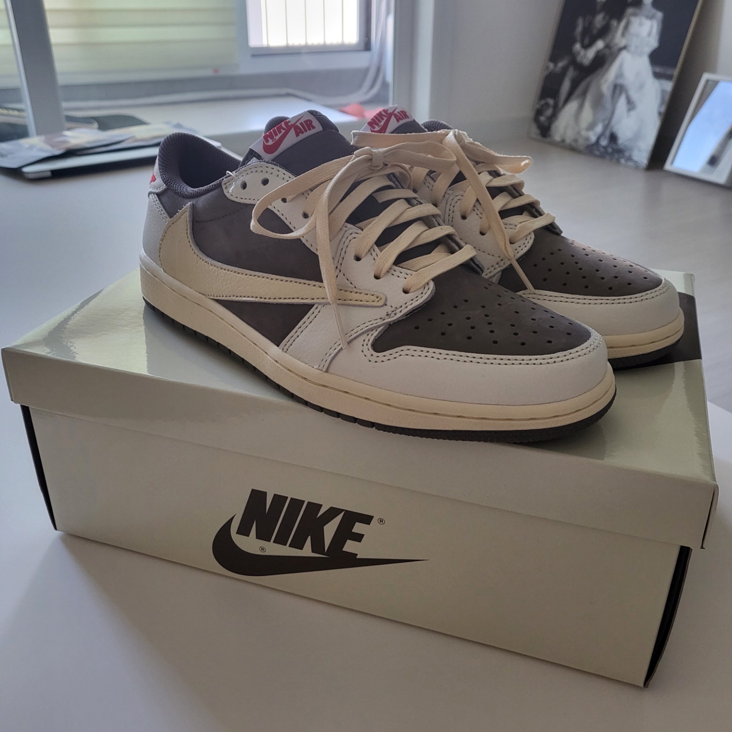 Jordan 1 x Travis Scott Retro Low OG SP Sail and Ridgerock 착용 스타일