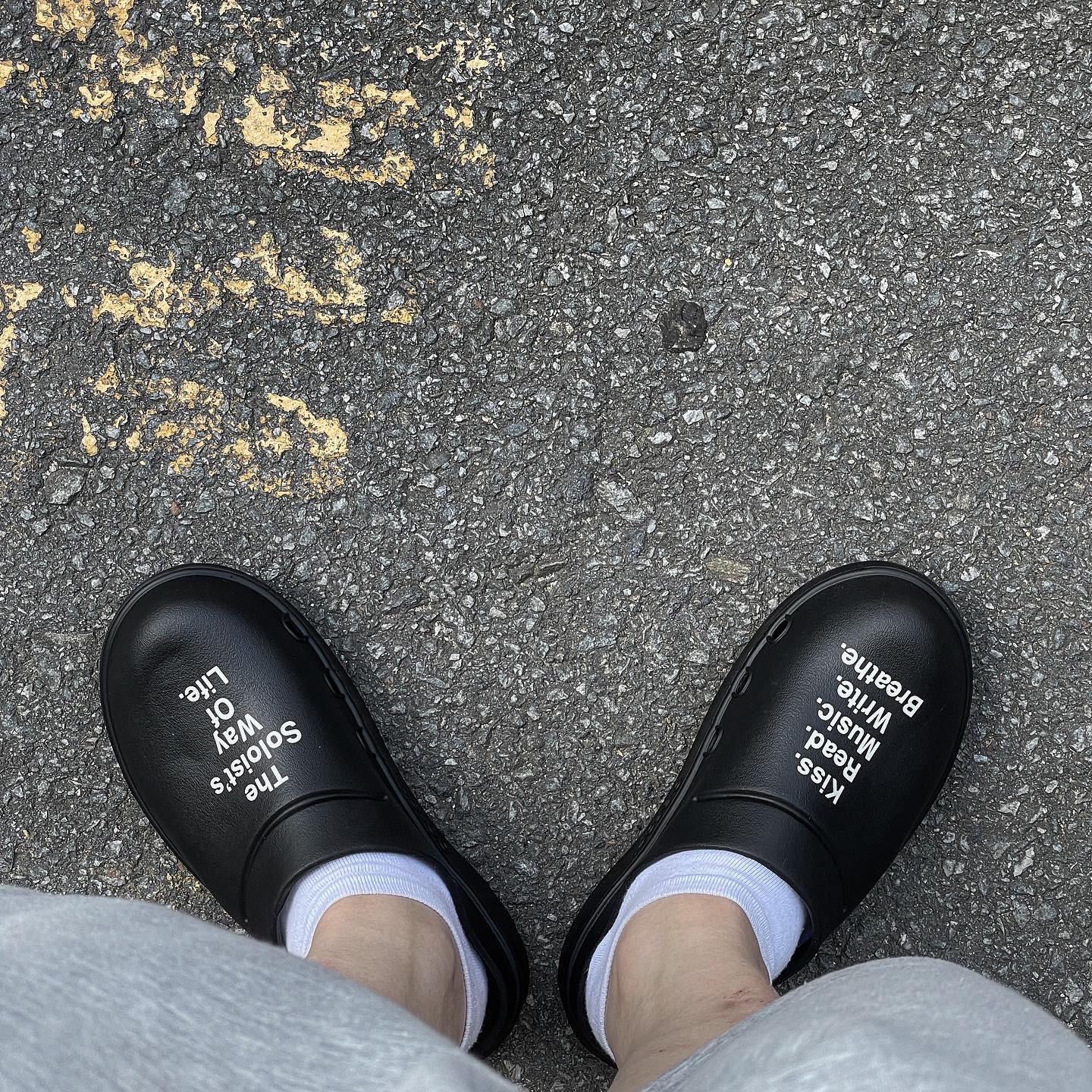 Oofos x Takahiromiyashita The Soloist The Soloist's Way Of Life Clog Black White 착용 스타일