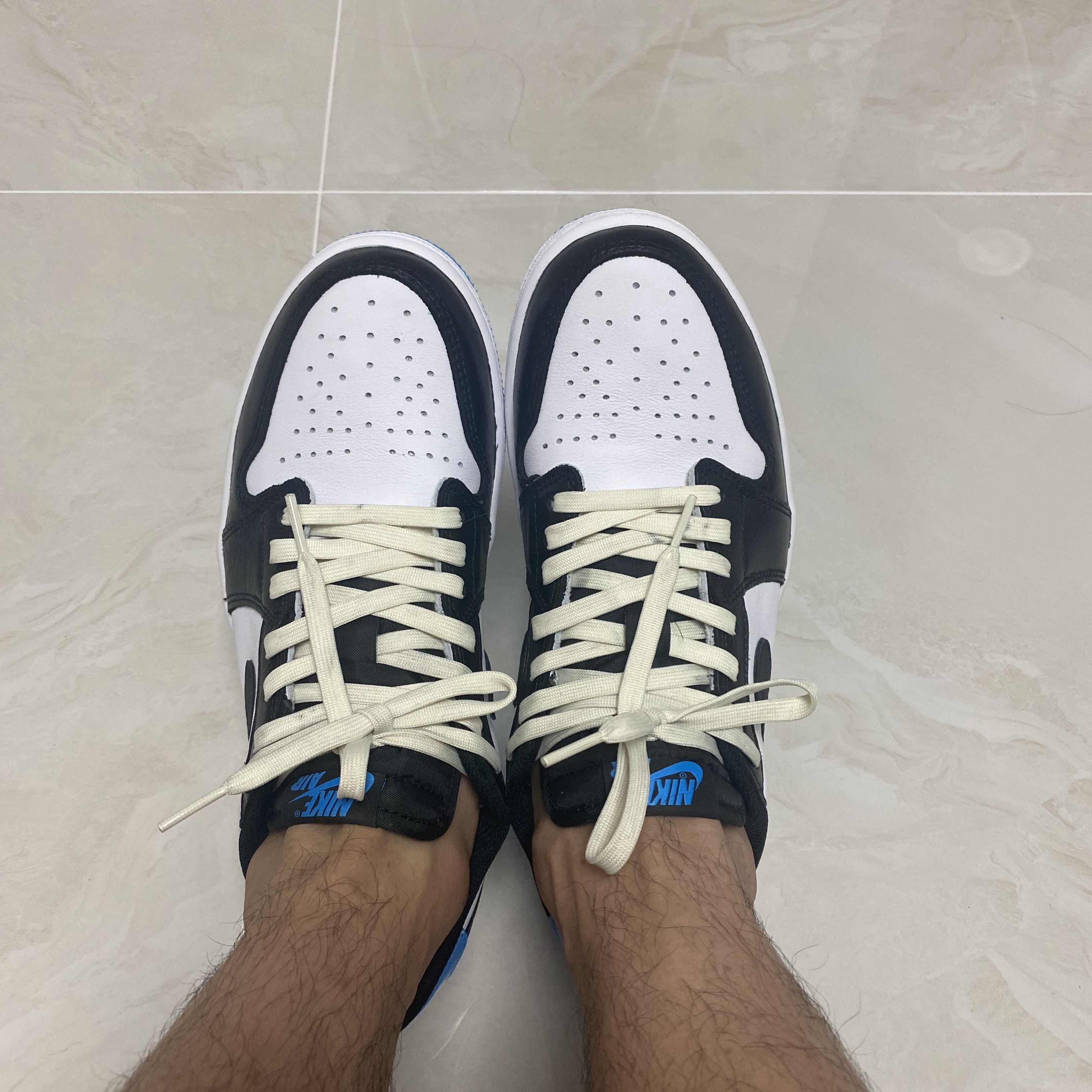 Jordan 1 Retro Low OG Black and Dark Powder Blue 착용 스타일 - 4