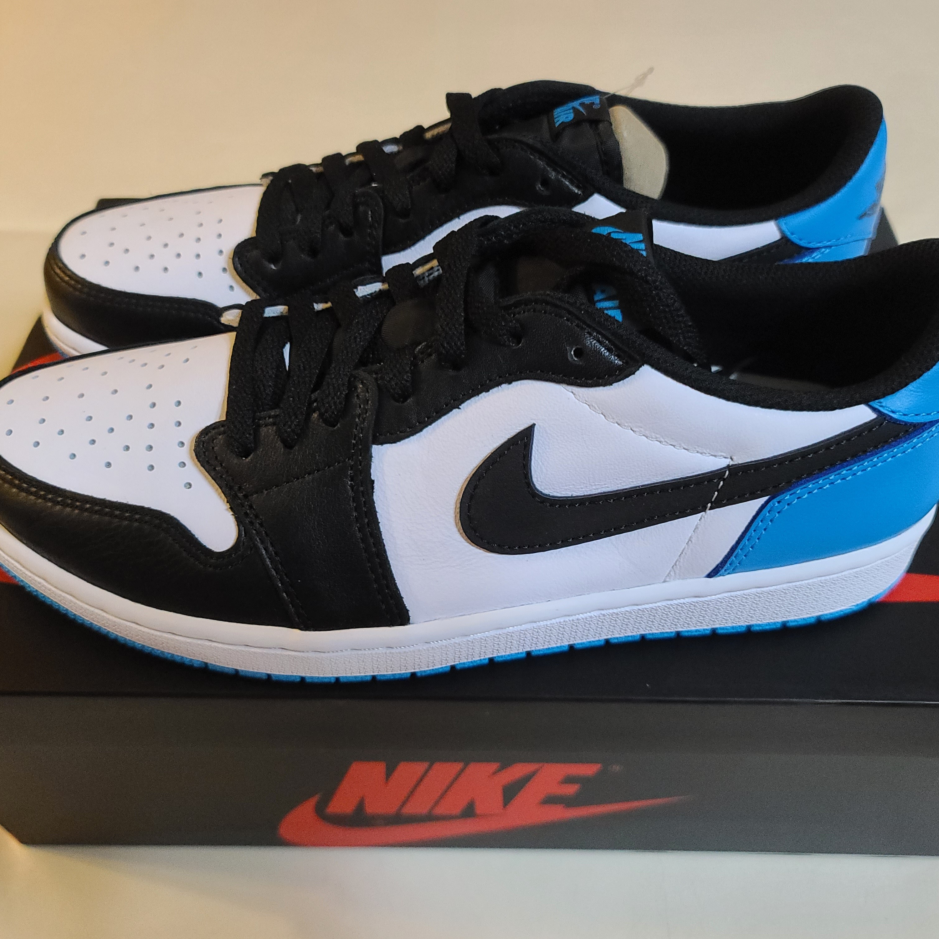Jordan 1 Retro Low OG Black and Dark Powder Blue 착용 스타일 - 1