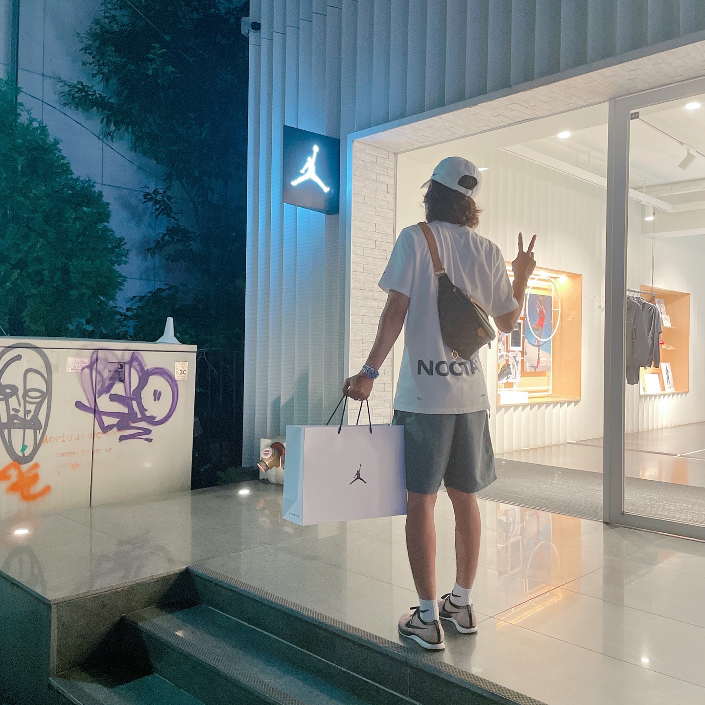 Nike x Drake Nocta Cardinal Stock Essential Cap White, Nike x Drake Nocta NRG Short Sleeve Top White - Asia 착용 스타일 - 2