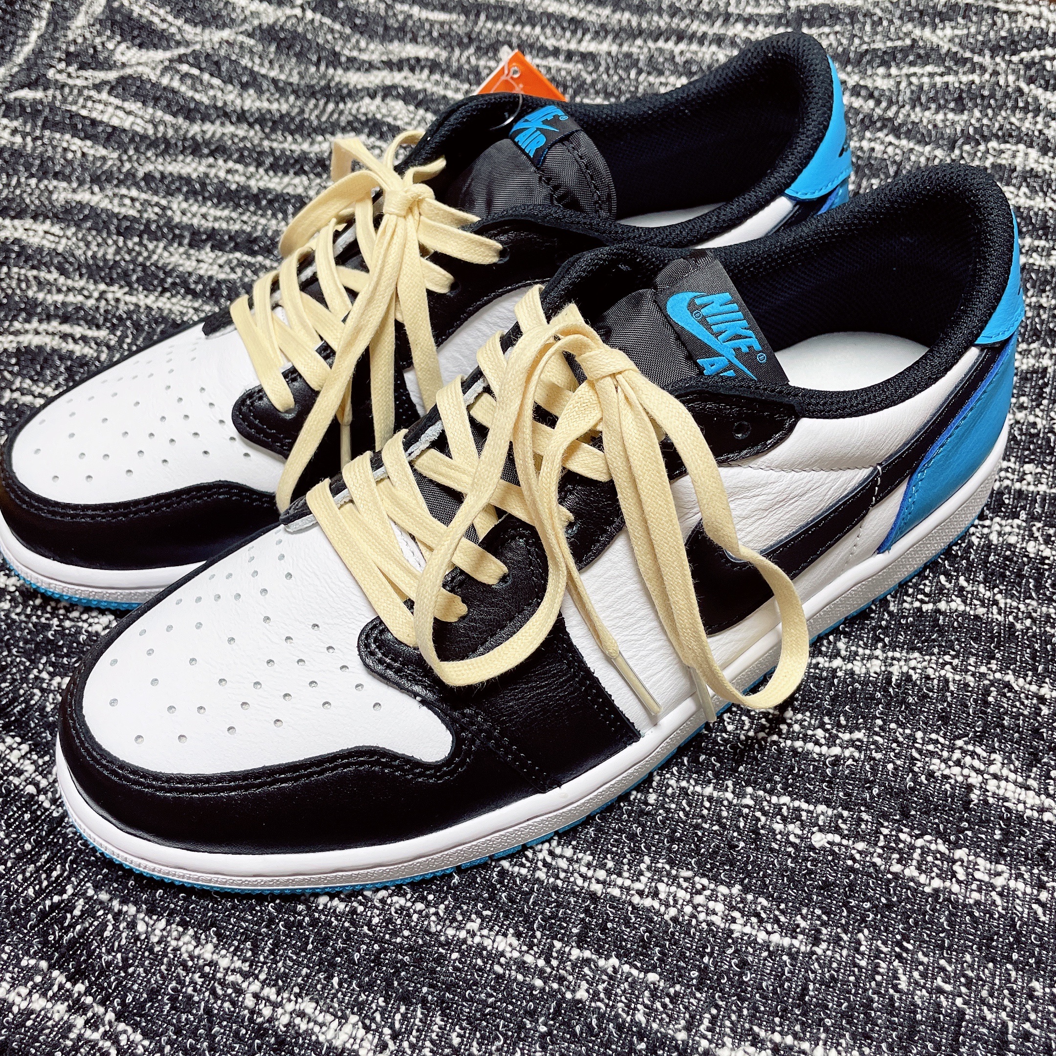 (W) Jordan 1 Retro Low OG Black and Dark Powder Blue, (W) Jordan 1 Low Black University Blue 착용 스타일 - 5