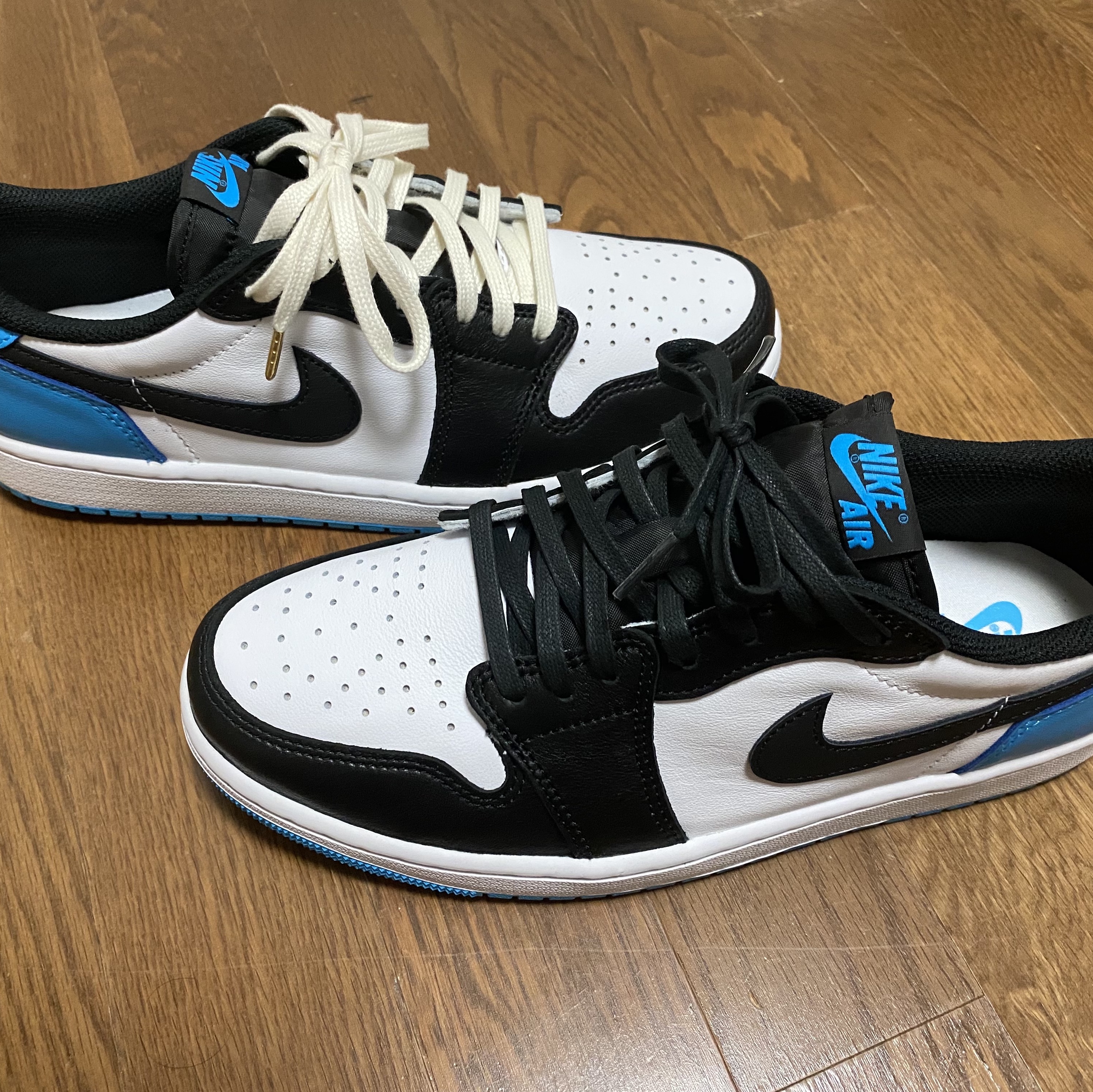 Jordan 1 Retro Low OG Black and Dark Powder Blue 착용 스타일 - 1