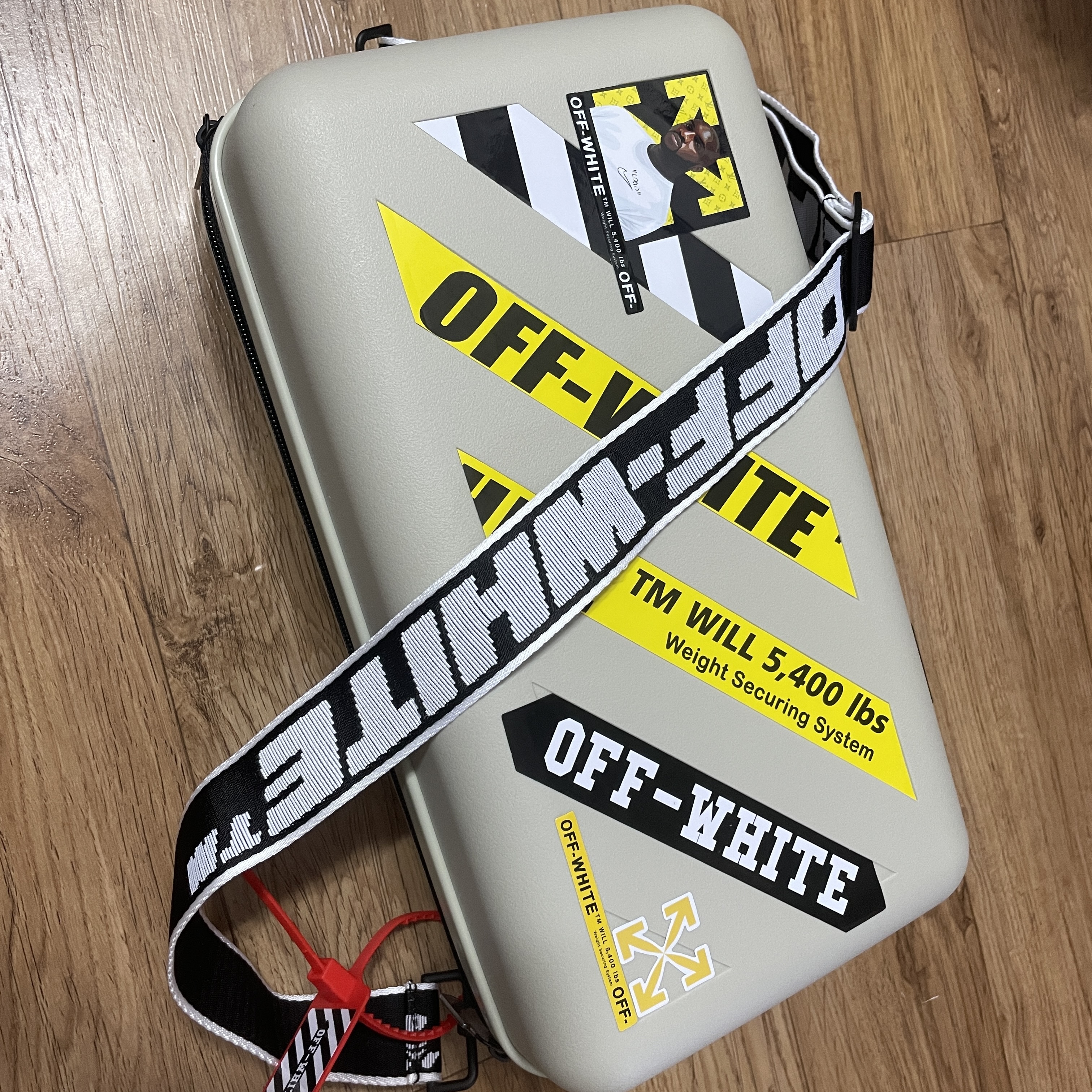 Off-White x Amore Pacific Protection Box (Without Cosmetics) 착용 스타일