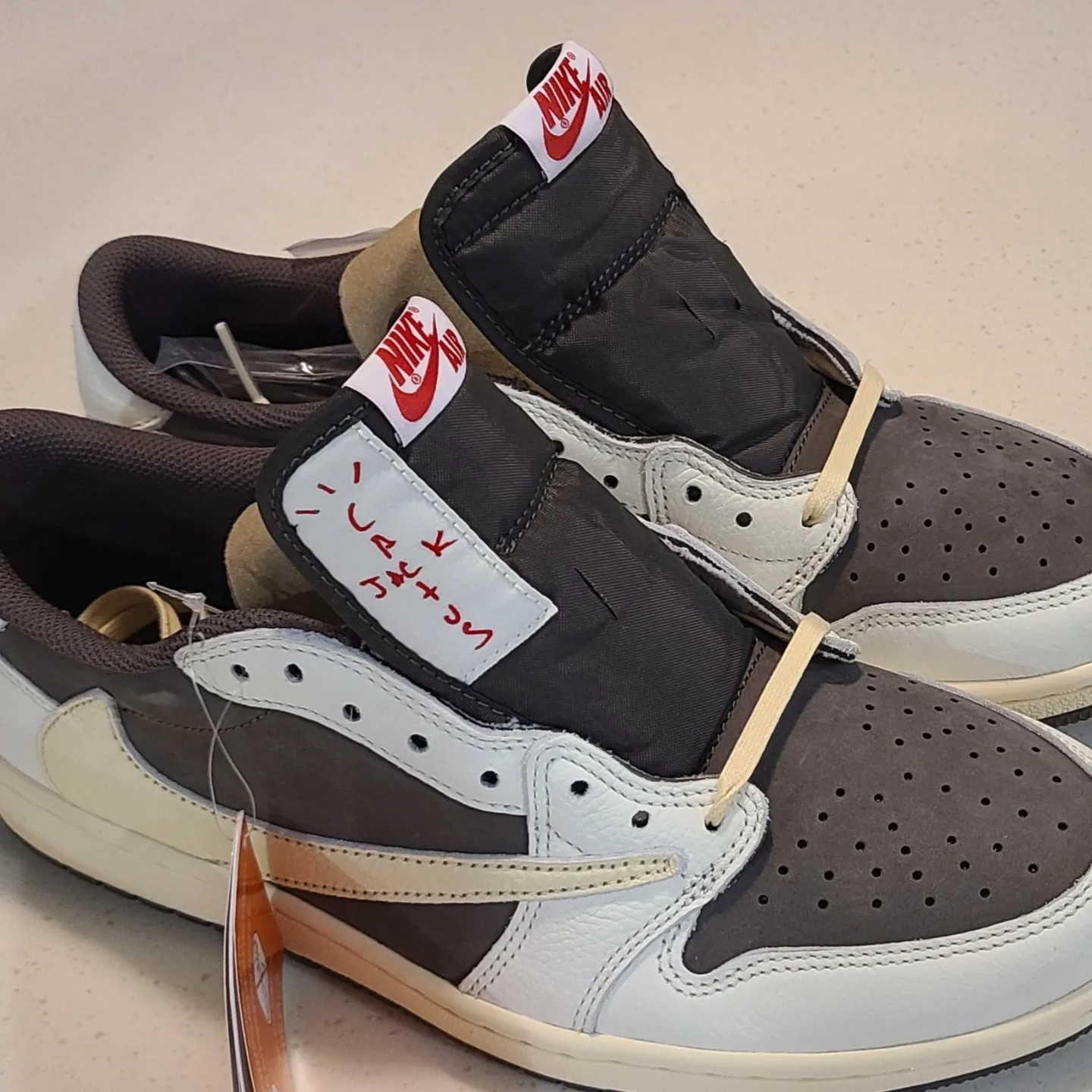 Jordan 1 x Travis Scott Retro Low OG SP Sail and Ridgerock 착용 스타일 - 3