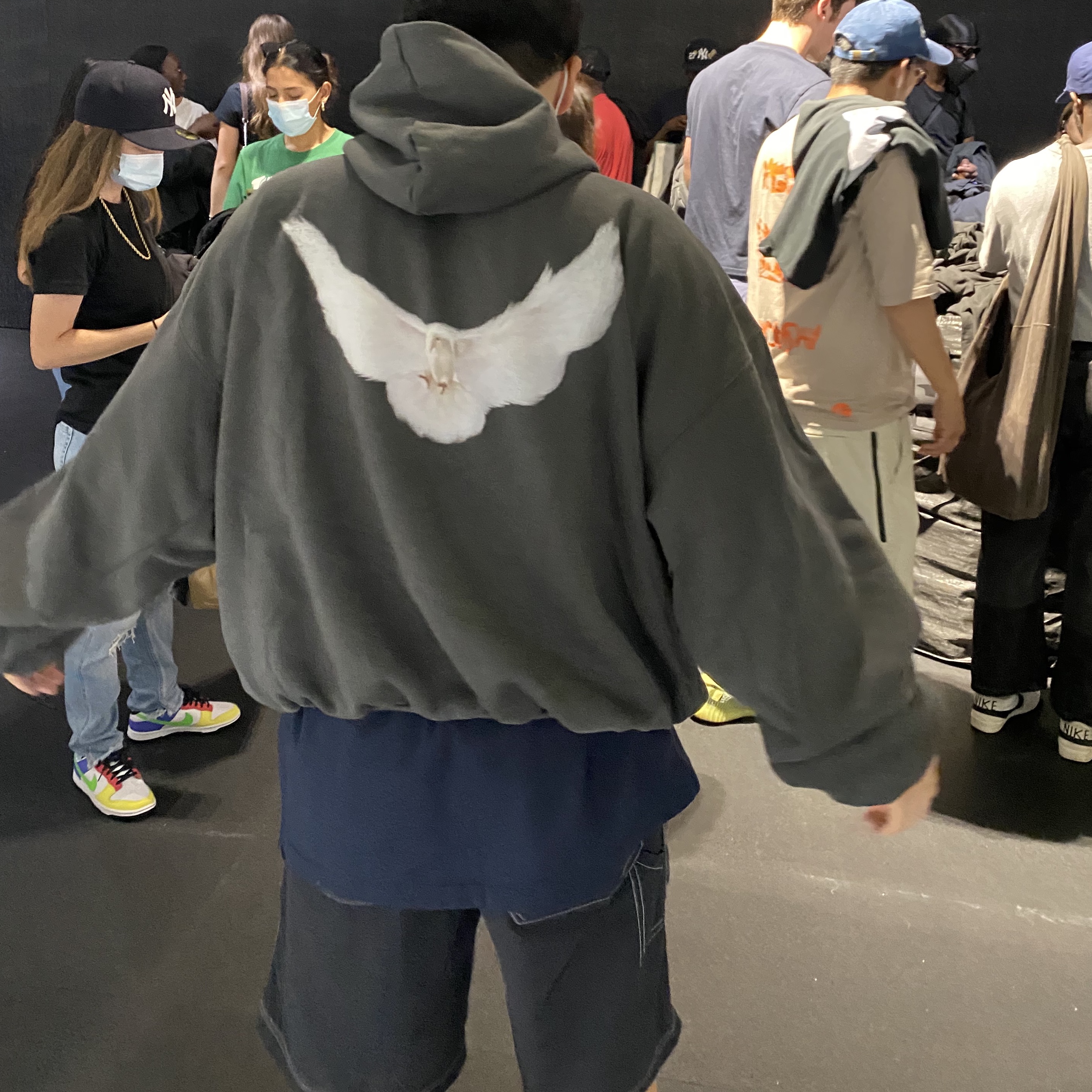 Yeezy Gap Engineered By Balenciaga Dove Hoodie Black 착용 스타일
