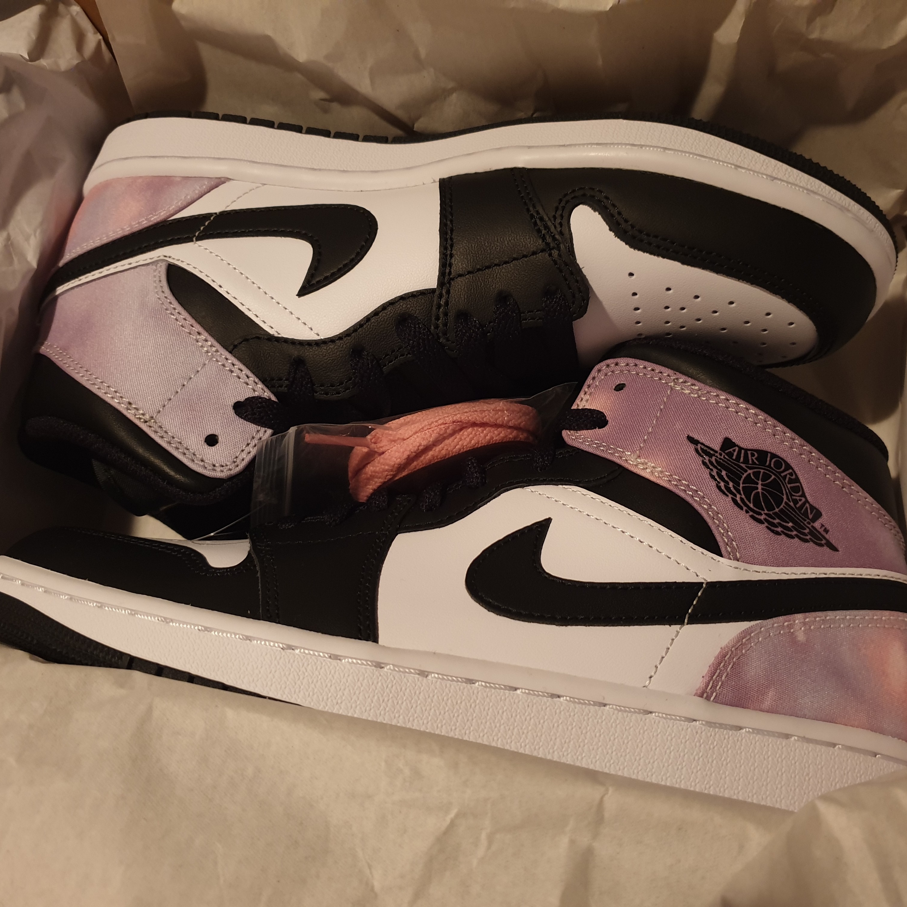 Jordan 1 Mid White Black Tie-Dye 착용 스타일 - 2
