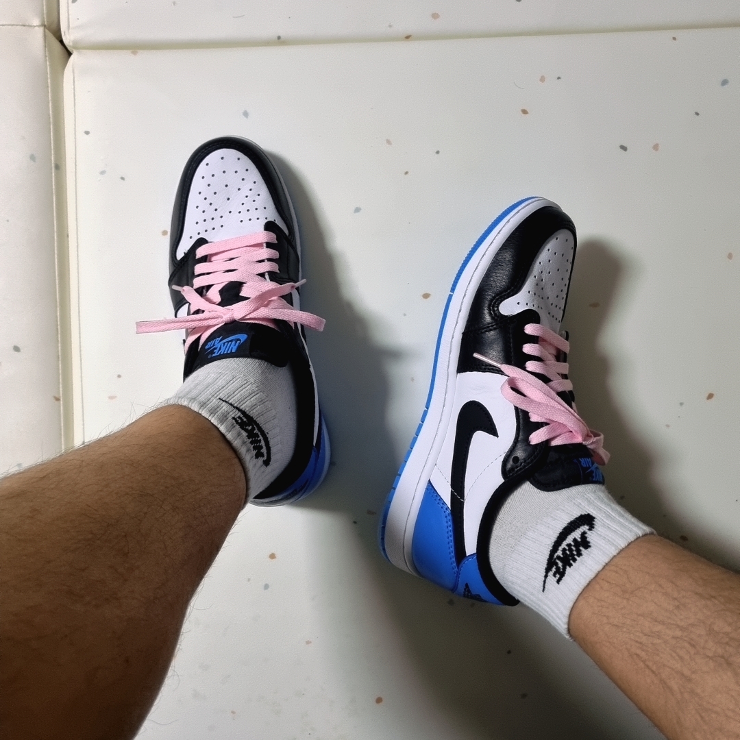 Jordan 1 Retro Low OG Black and Dark Powder Blue 착용 스타일 - 2
