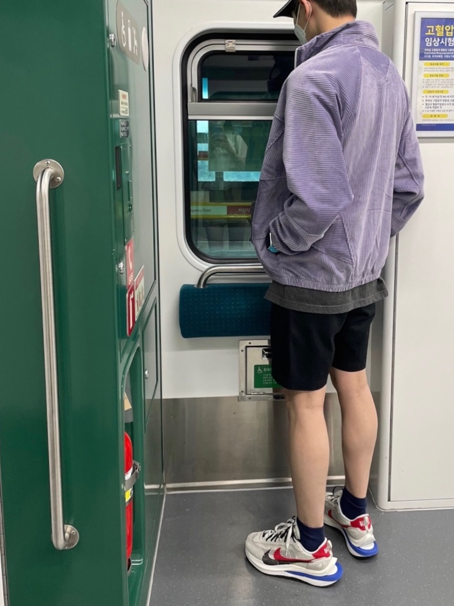 Nike x Sacai VaporWaffle Royal Fuchsia 착용 스타일