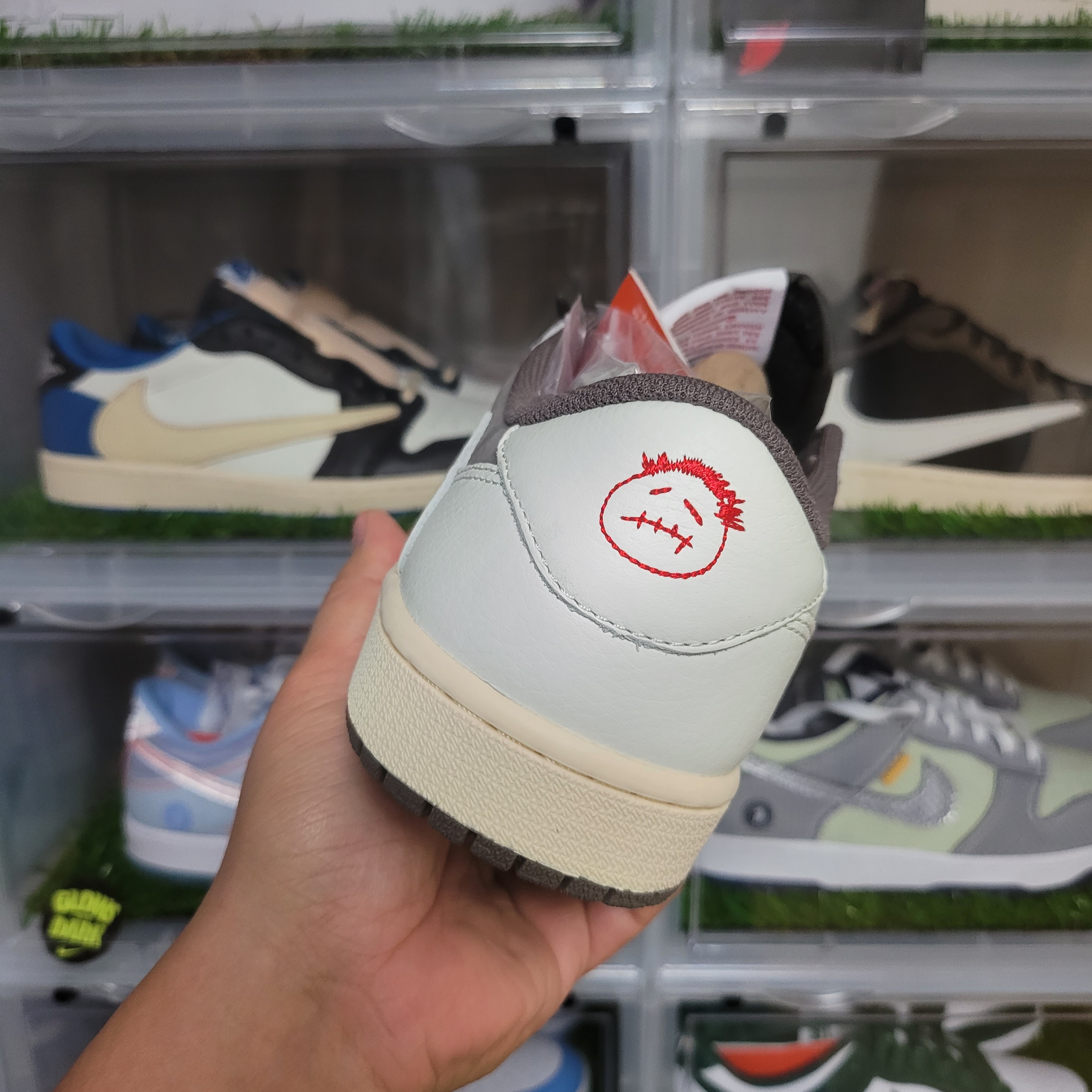 Jordan 1 x Travis Scott Retro Low OG SP Sail and Ridgerock 착용 스타일 - 4