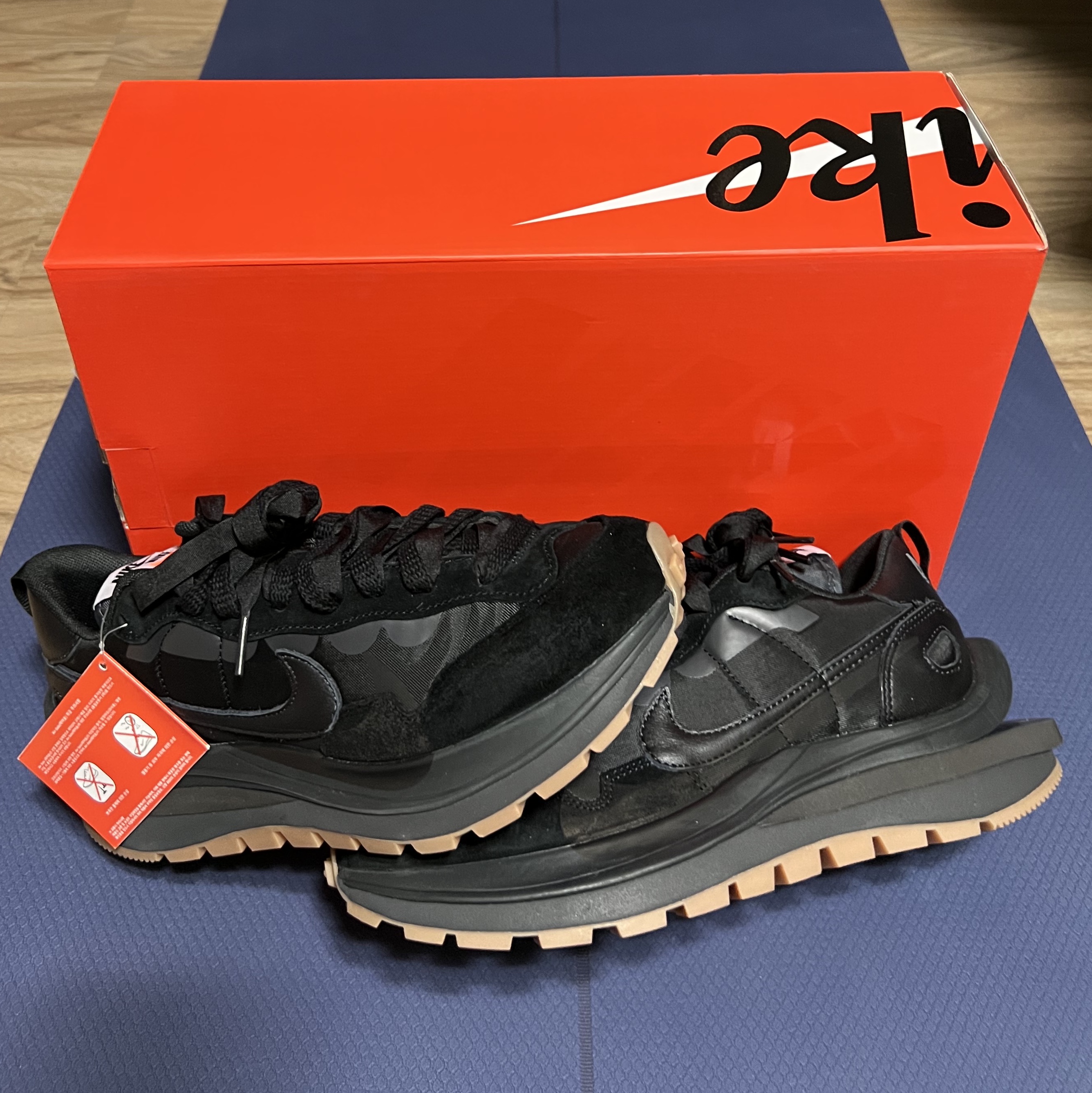Nike x Sacai VaporWaffle Black and Gum 착용 스타일 - 2
