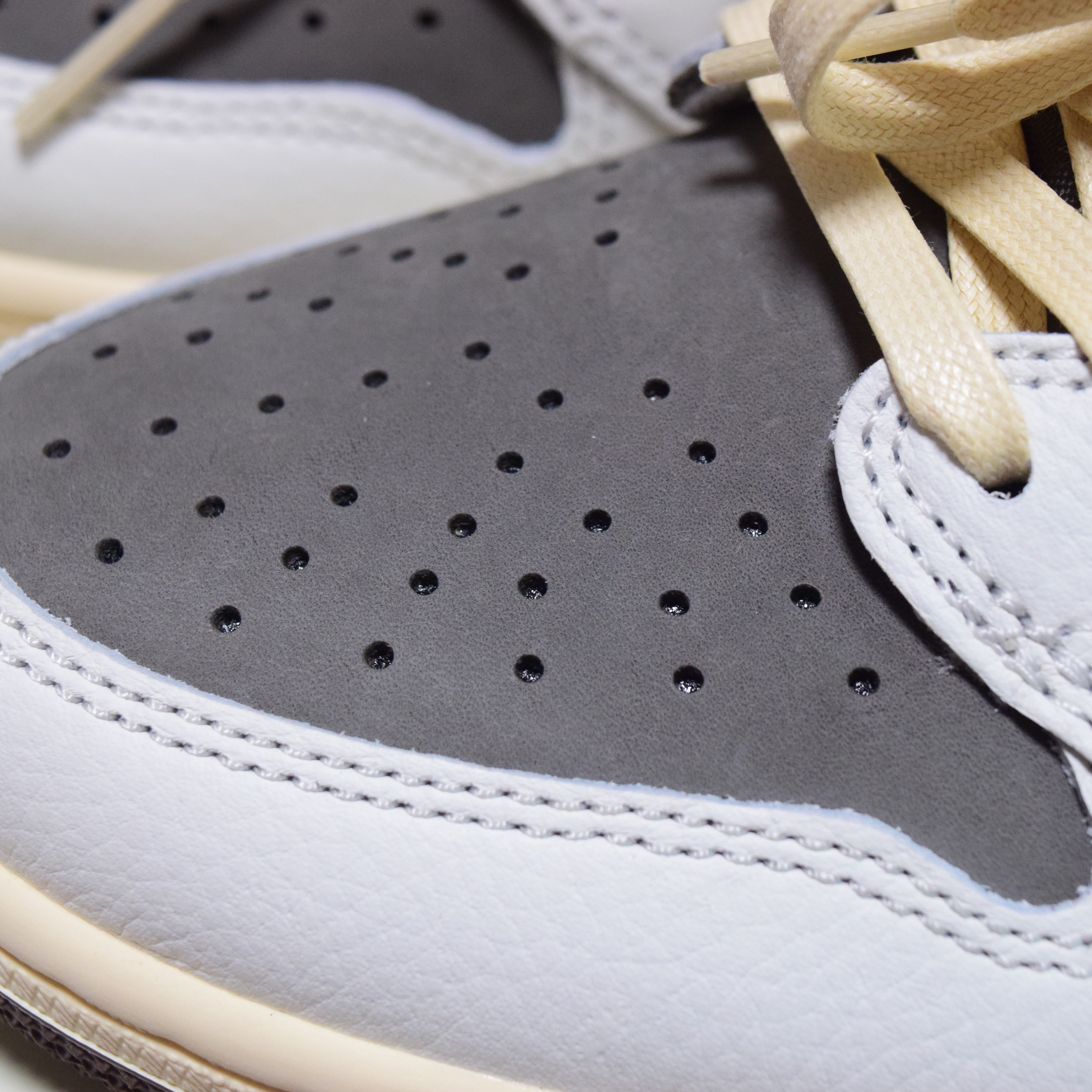 Jordan 1 x Travis Scott Retro Low OG SP Sail and Ridgerock 착용 스타일 - 5