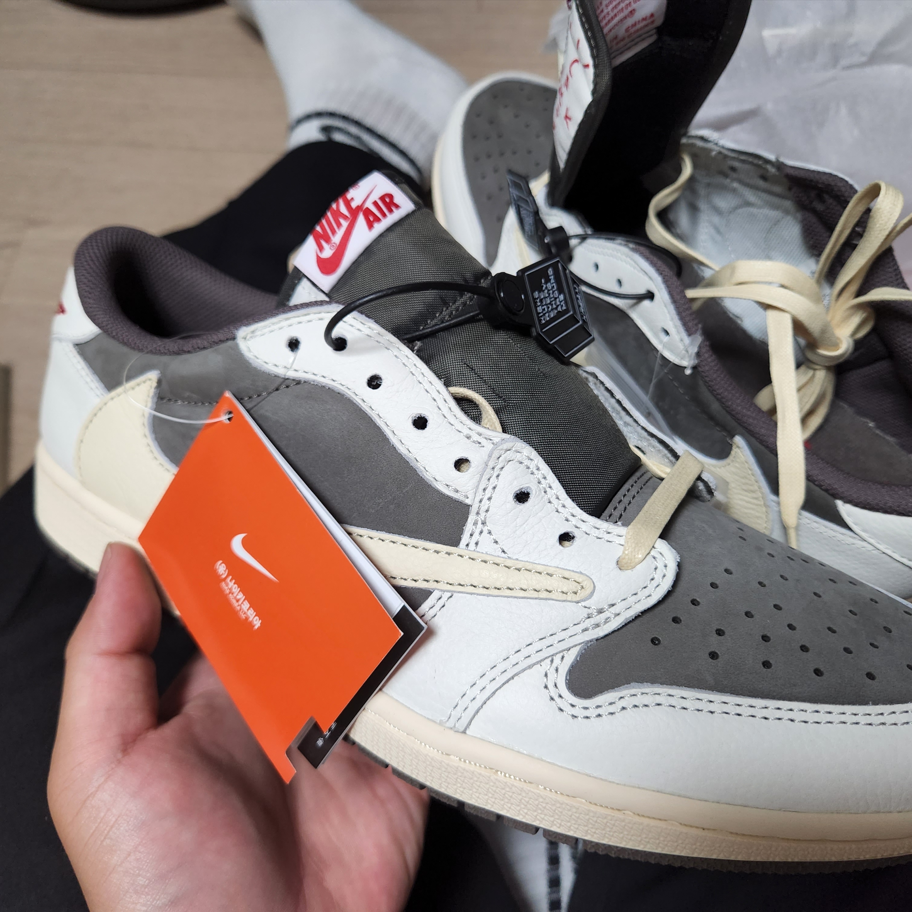 Jordan 1 x Travis Scott Retro Low OG SP Sail and Ridgerock 착용 스타일
