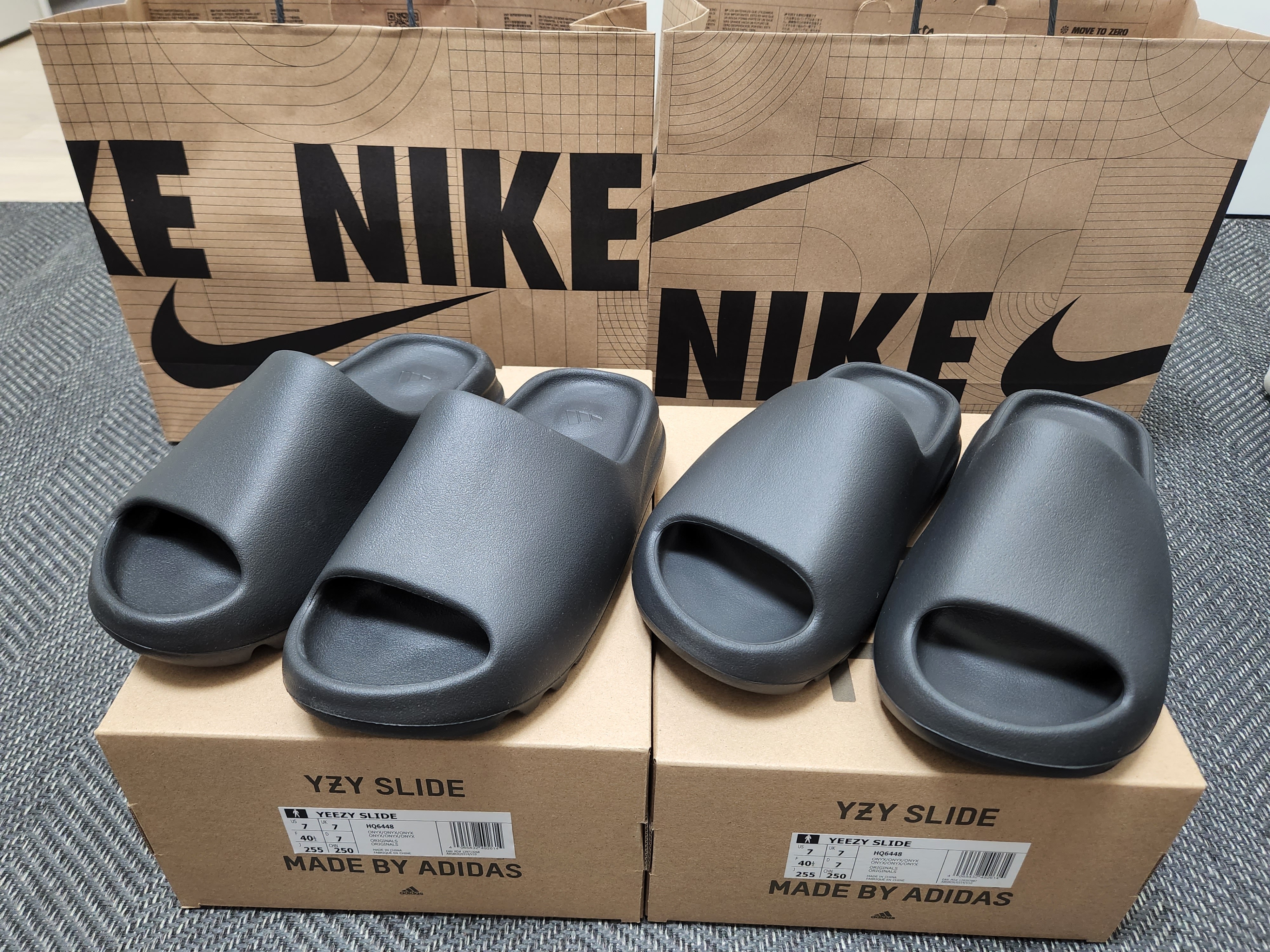 Adidas Yeezy Slide Onyx 착용 스타일 - 2