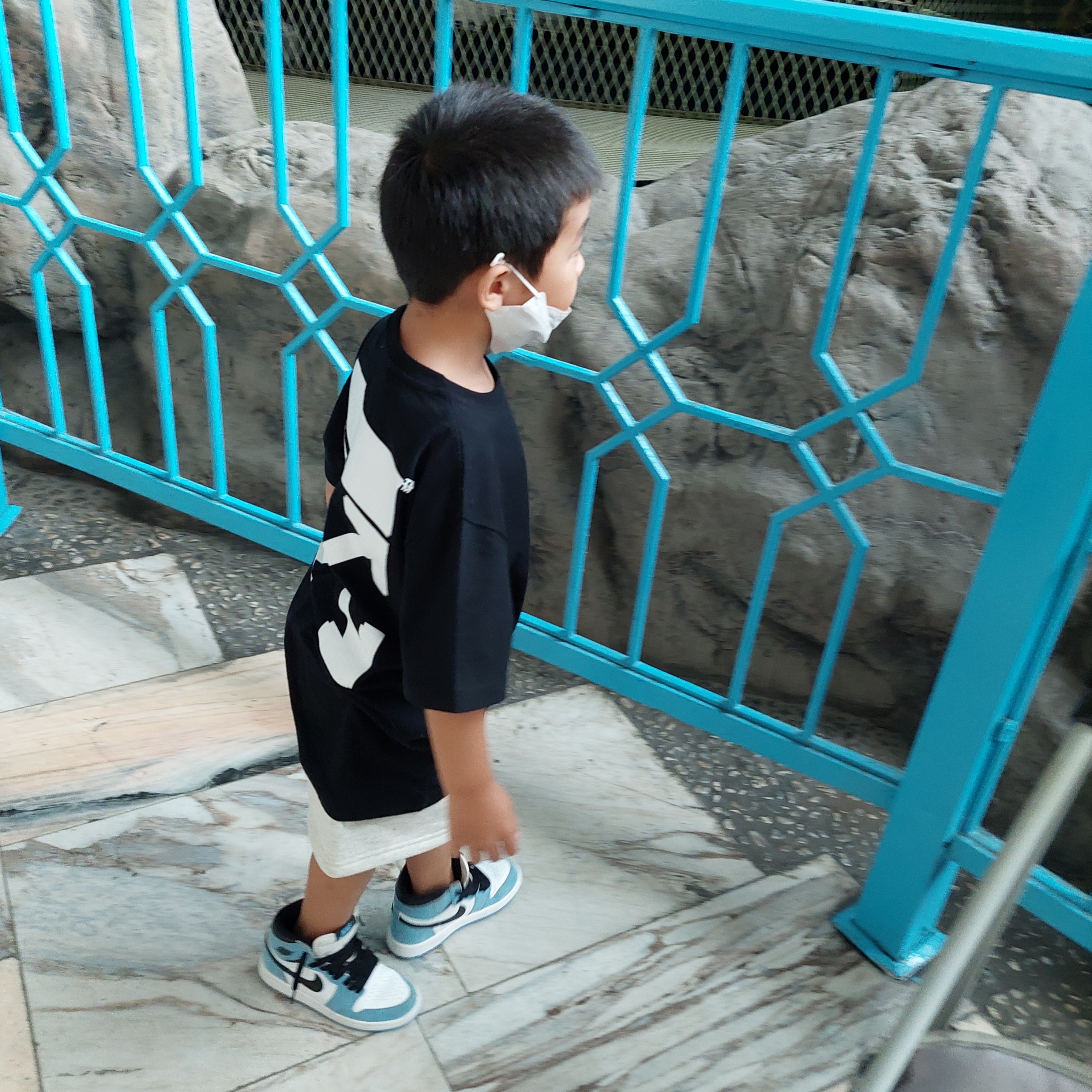 (Kids) Essentials 1977 Shorts Light Oatmeal - 22SS, (PS) Jordan 1 Retro High OG University Blue 착용 스타일