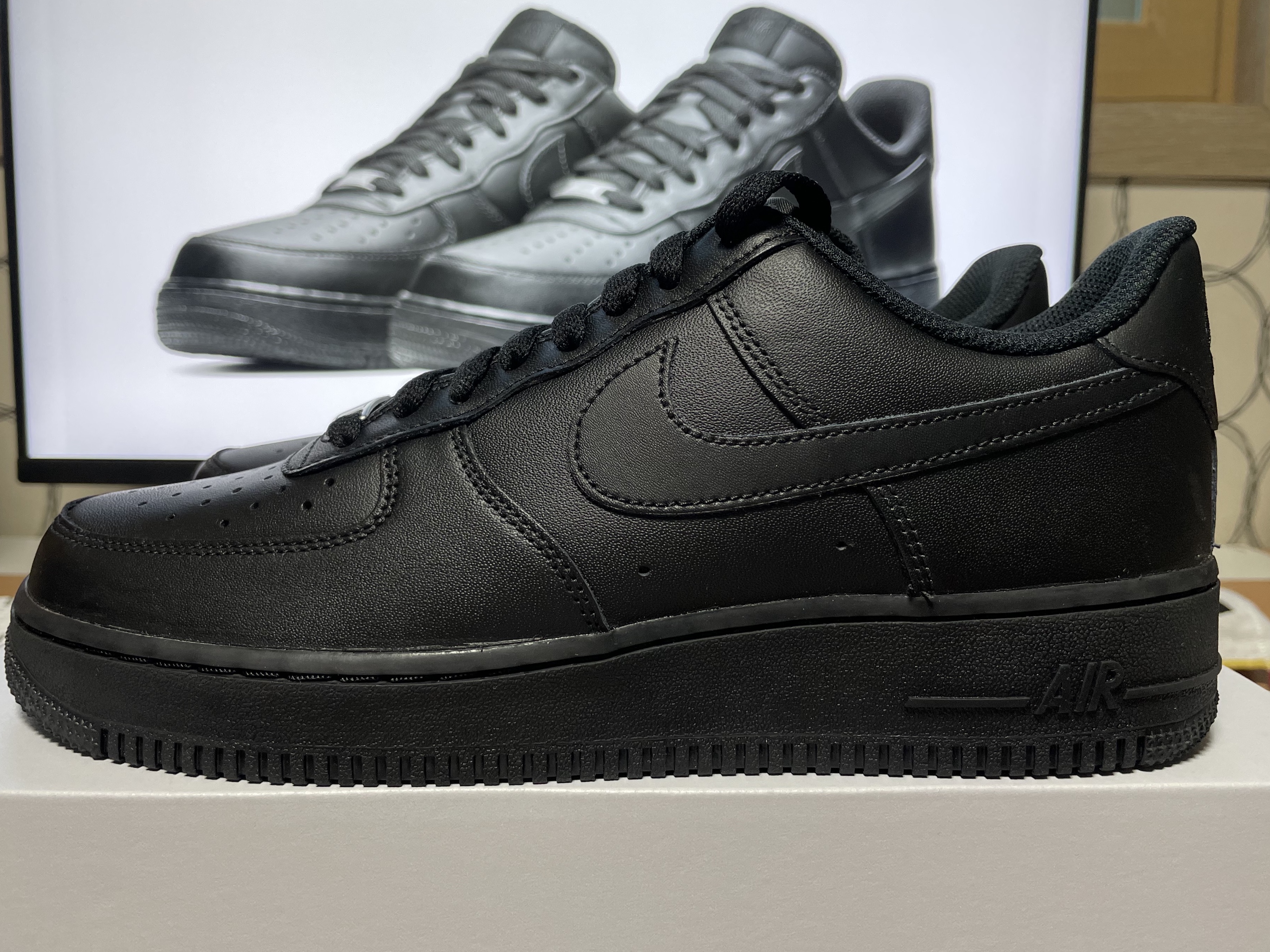 Nike Air Force 1 '07 Low Triple Black 착용 스타일 - 1