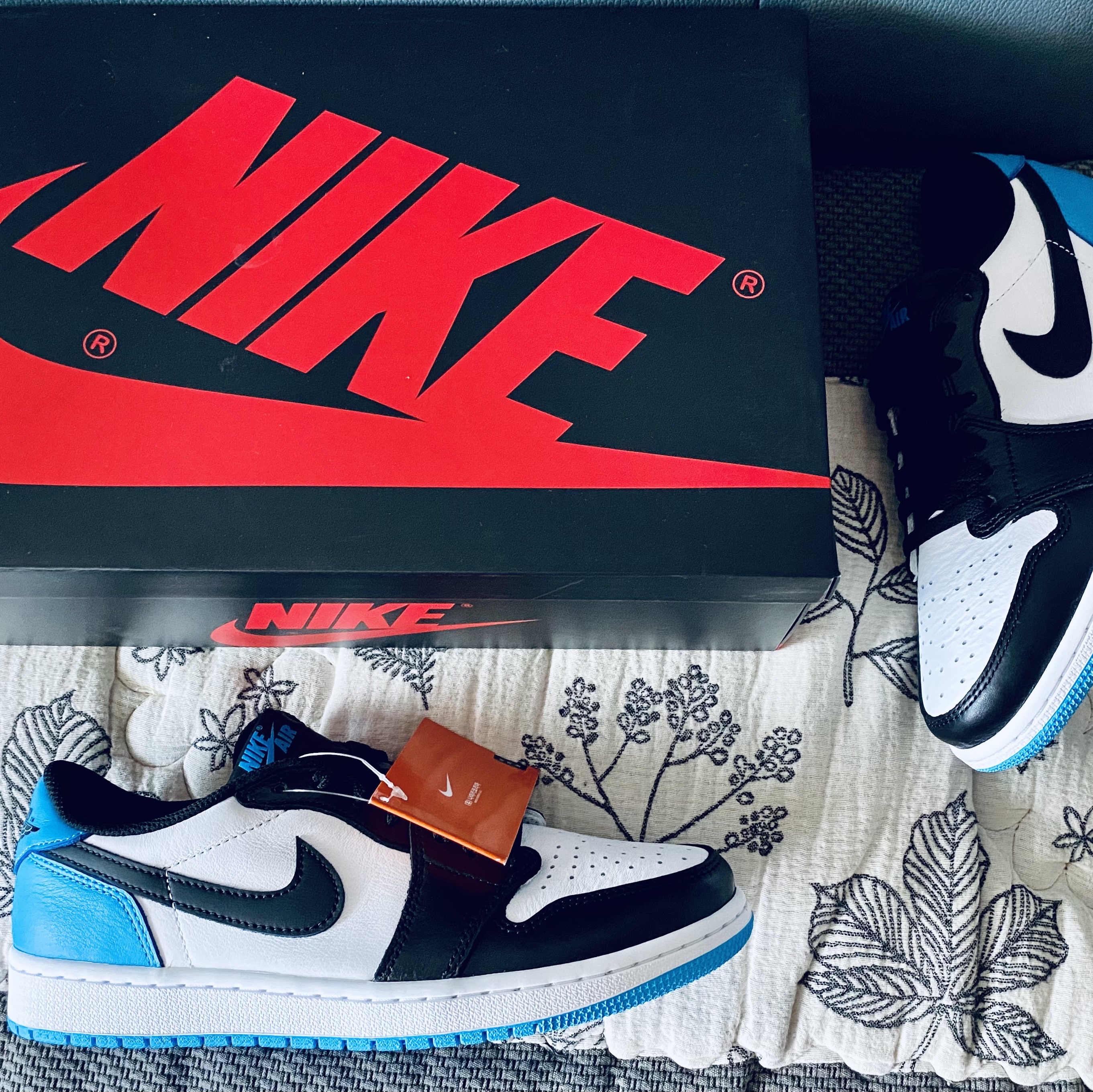 Jordan 1 Retro Low OG Black and Dark Powder Blue 착용 스타일 - 3