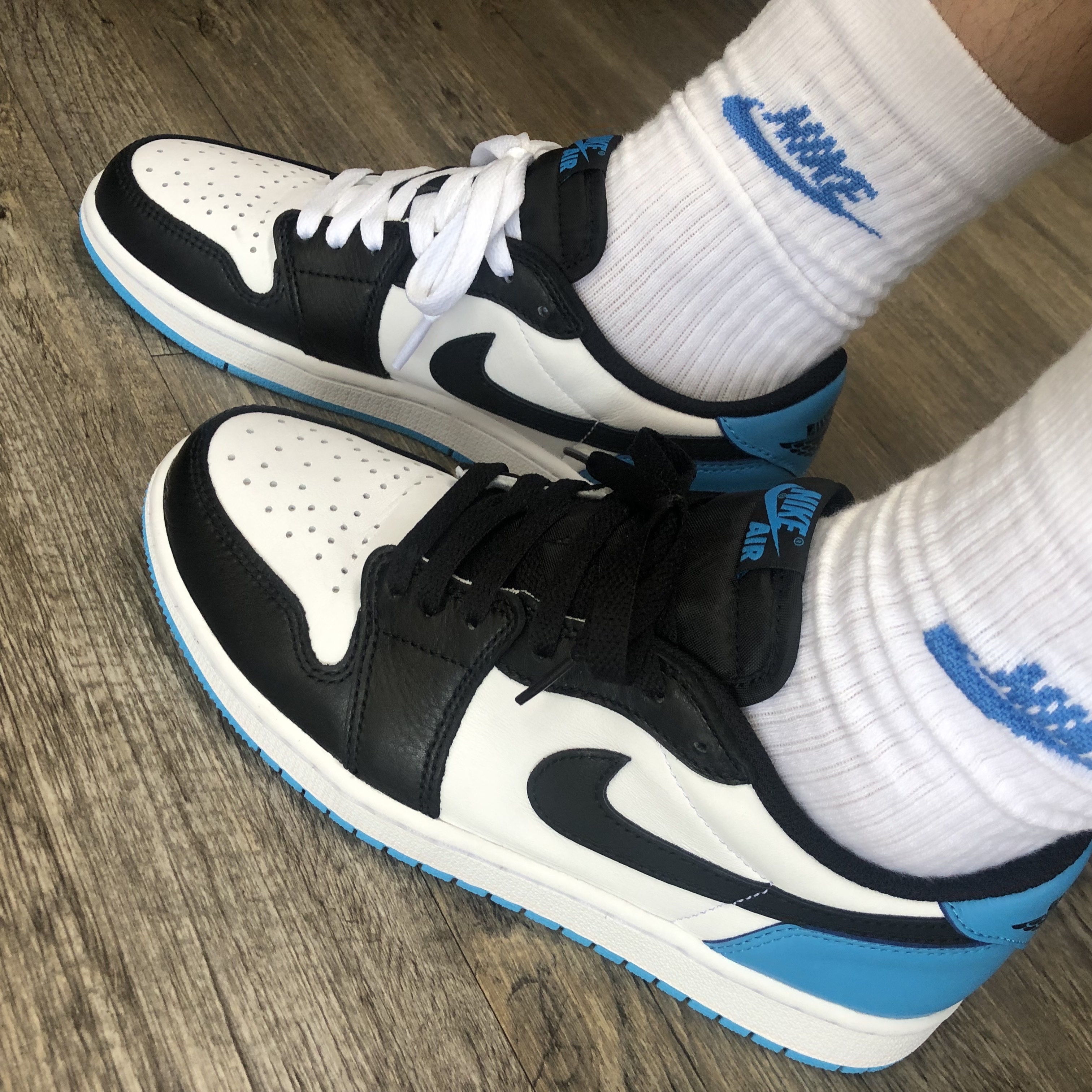 Jordan 1 Retro Low OG Black and Dark Powder Blue 착용 스타일 - 2