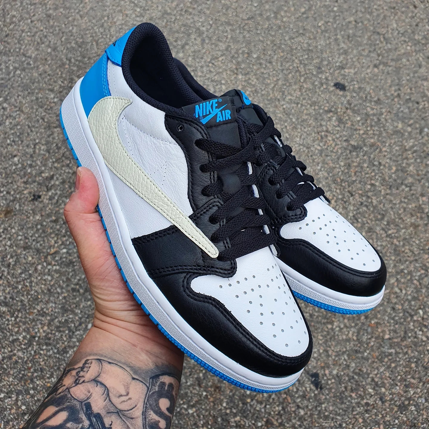 Jordan 1 Retro Low OG Black and Dark Powder Blue 착용 스타일 - 1