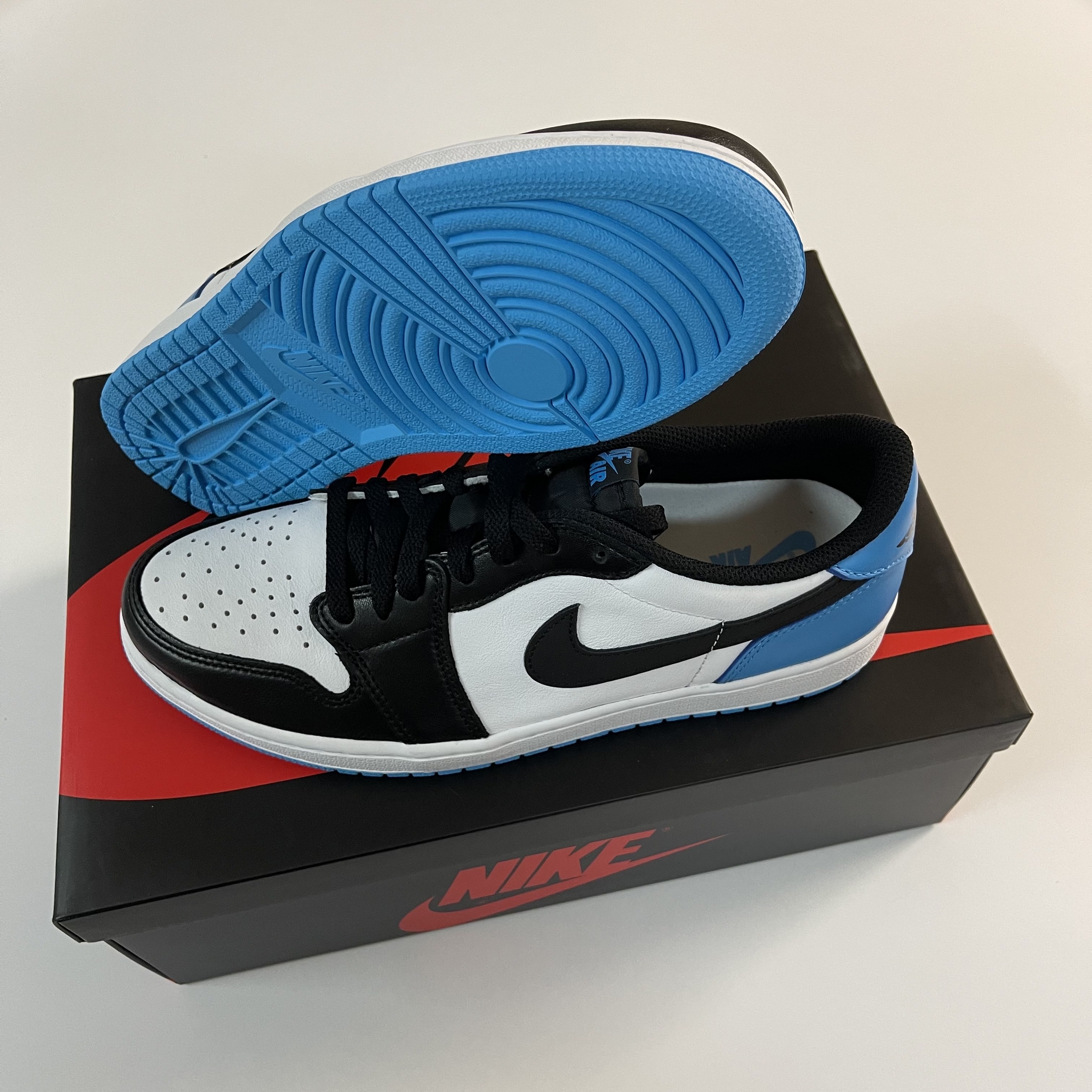 Jordan 1 Retro Low OG Black and Dark Powder Blue 착용 스타일 - 2