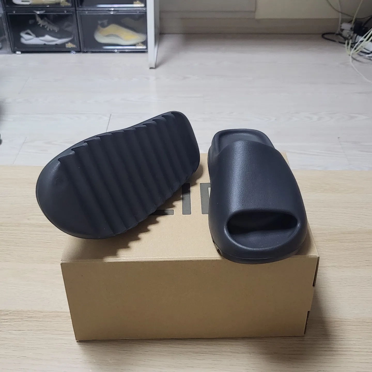 Adidas Yeezy Slide Onyx 착용 스타일 - 3