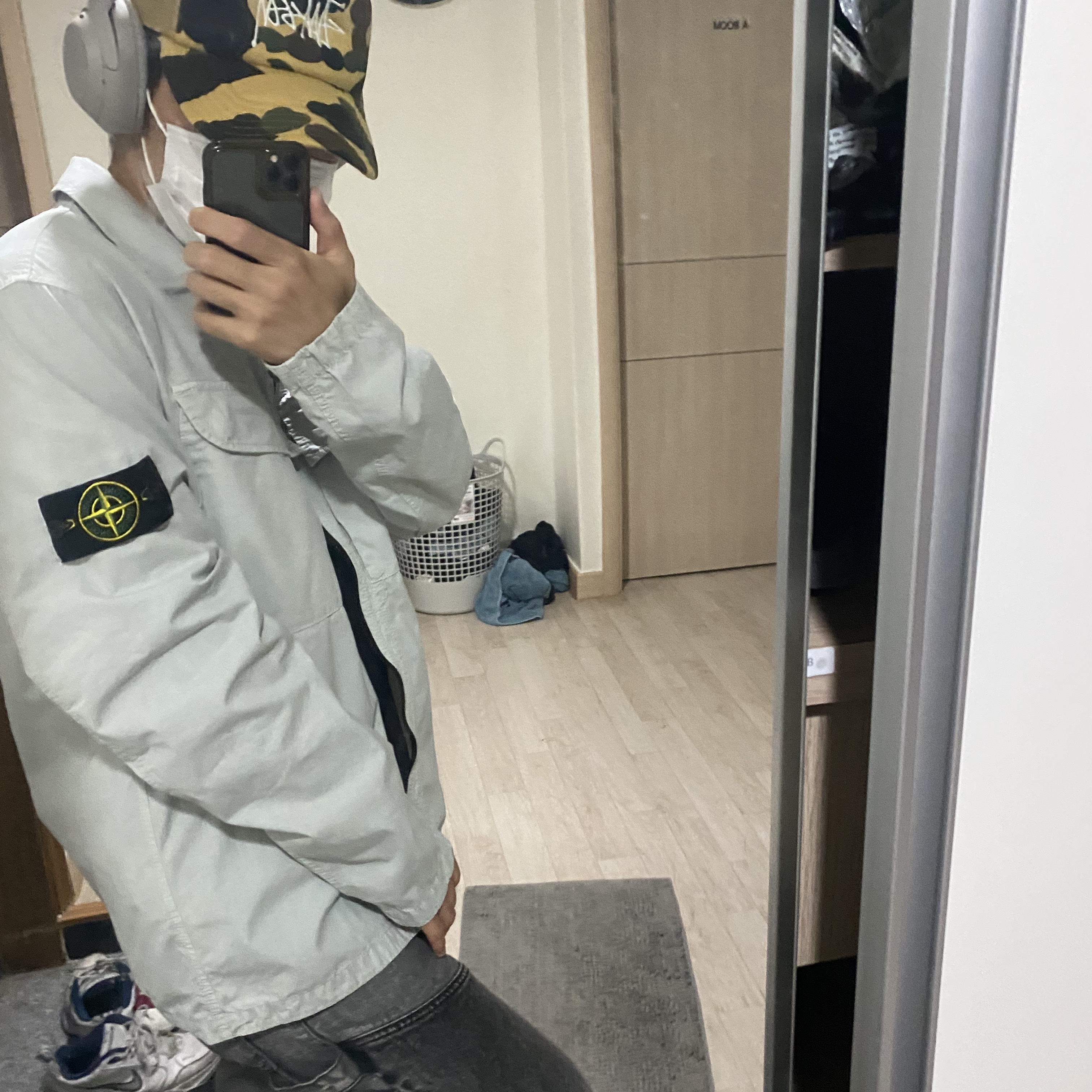 Stone Island 101WN Brushed Cotton Canvas T.CO+OLD Overshirt Light Grey - 22FW, Stussy x BAPE Trucker Cap Yellow 착용 스타일