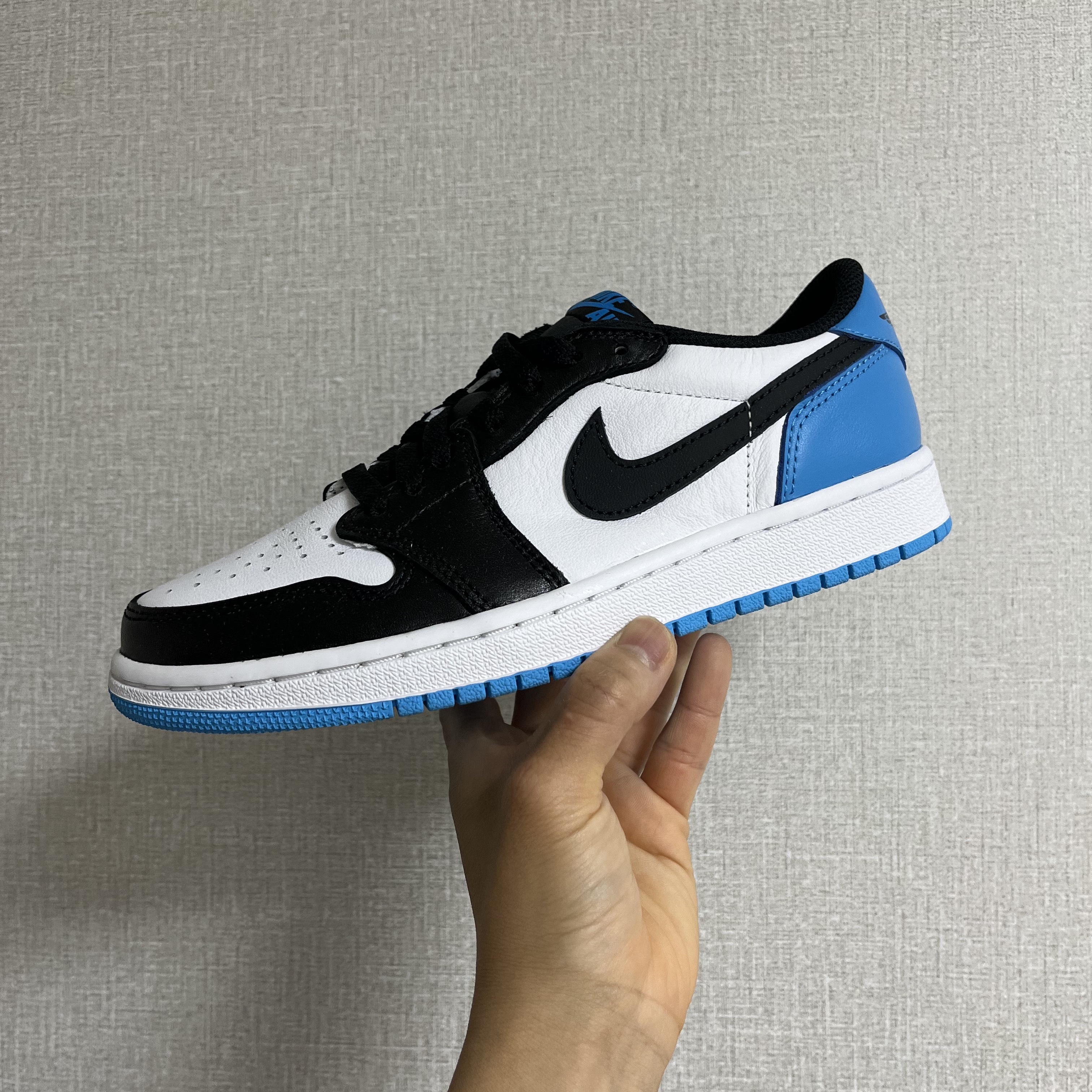 Jordan 1 Retro Low OG Black and Dark Powder Blue 착용 스타일