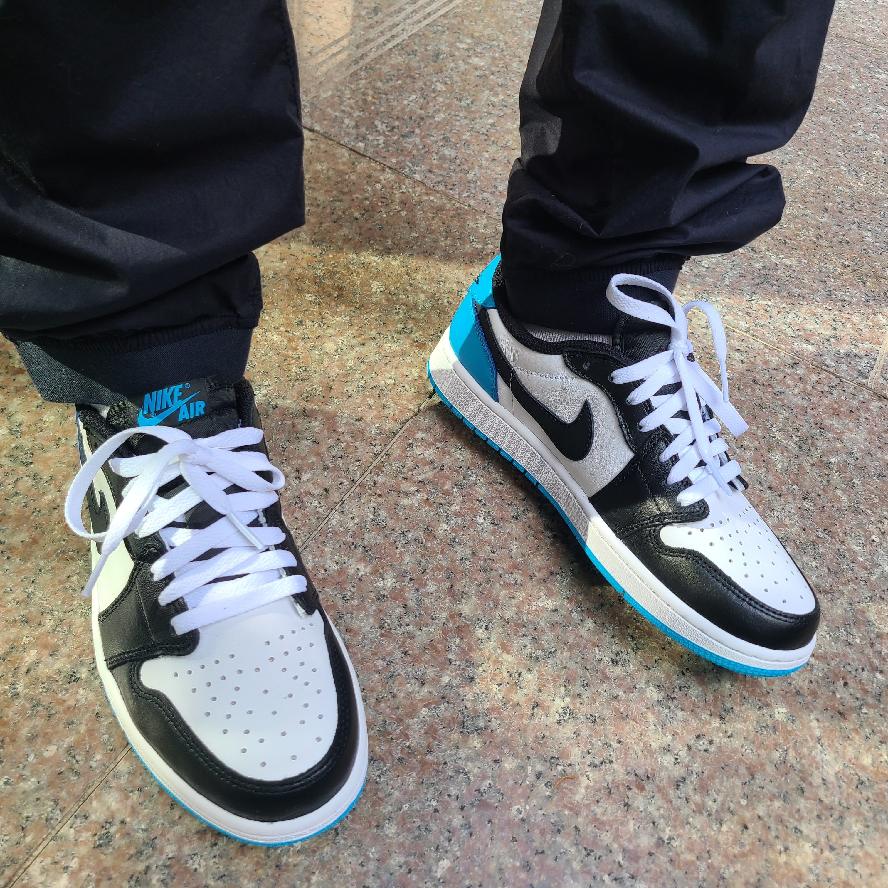 Jordan 1 Retro Low OG Black and Dark Powder Blue, Stone Island 31303 Stretch Cotton Tela Paracadute Cargo Pants Navy Blue - 22SS 착용 스타일 - 2