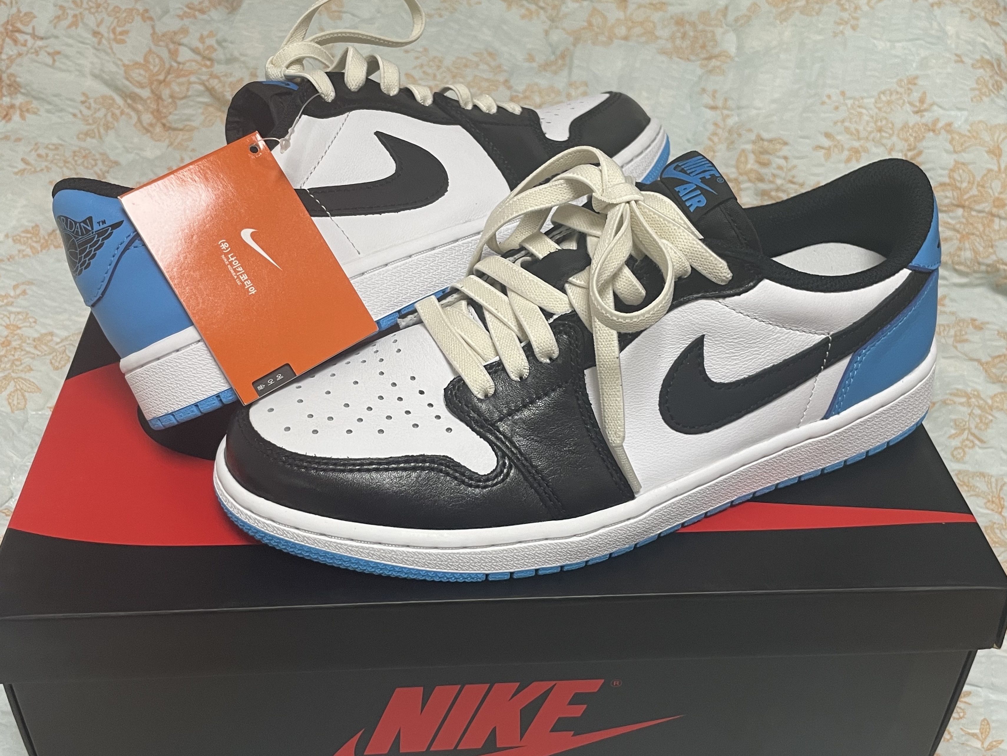 Jordan 1 Retro Low OG Black and Dark Powder Blue 착용 스타일