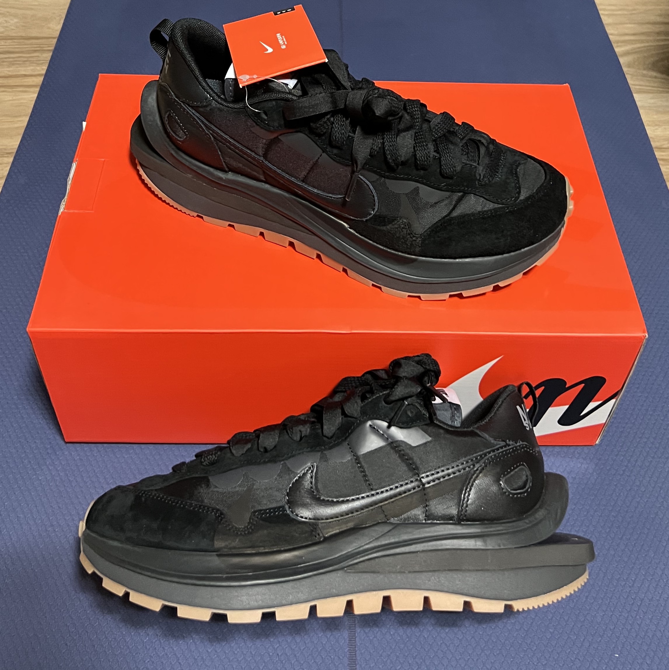 Nike x Sacai VaporWaffle Black and Gum 착용 스타일 - 3