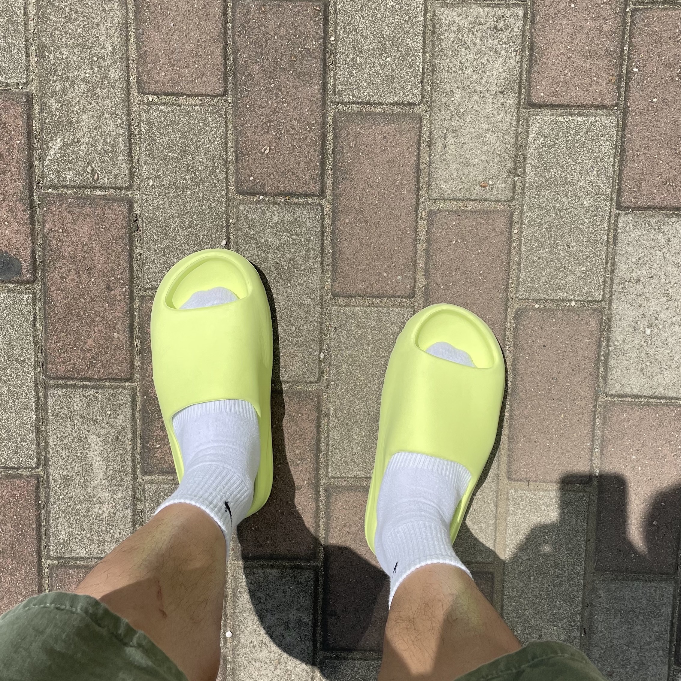 Adidas Yeezy Slide Glow Green 2022/2023 착용 스타일