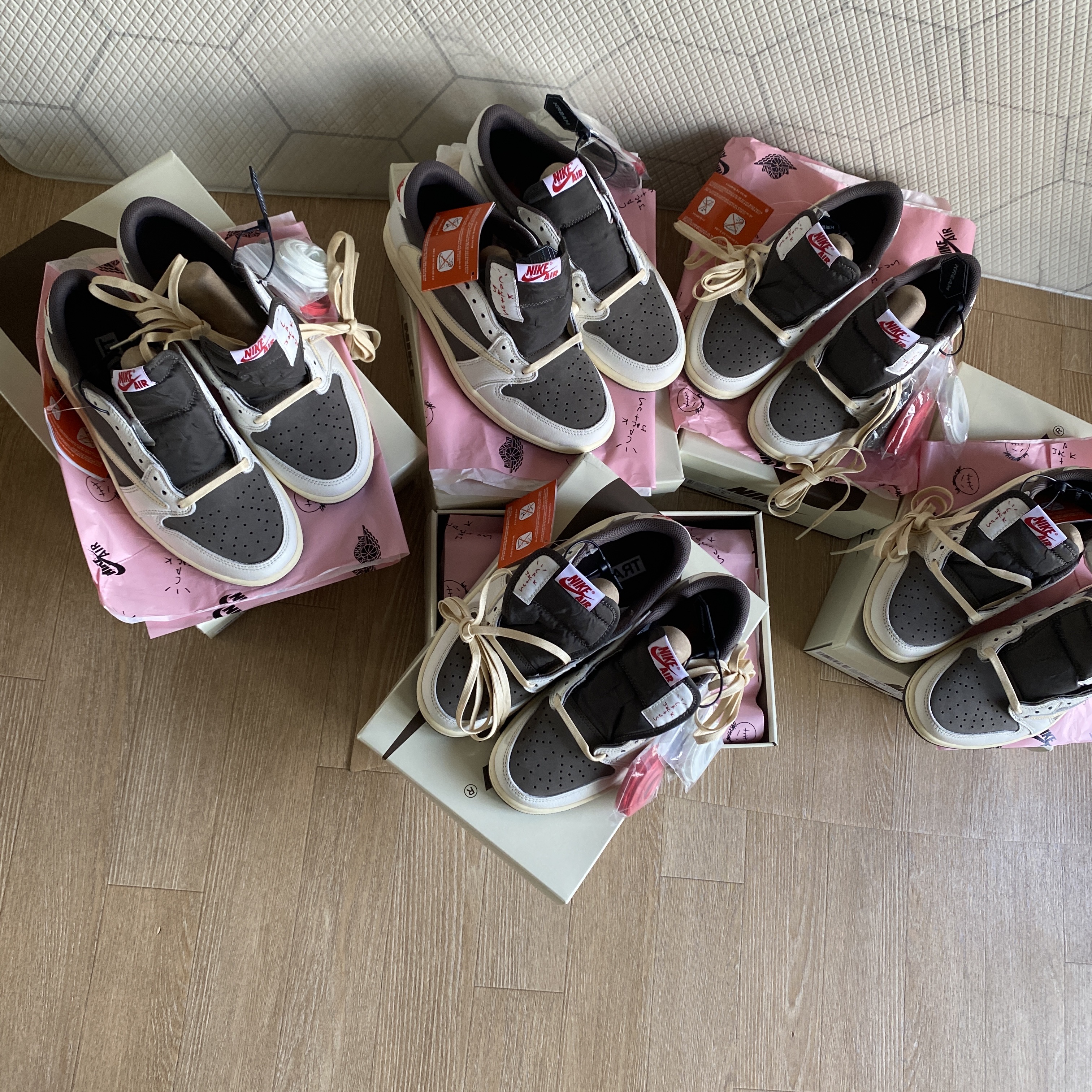 Jordan 1 x Travis Scott Retro Low OG SP Sail and Ridgerock 착용 스타일 - 1