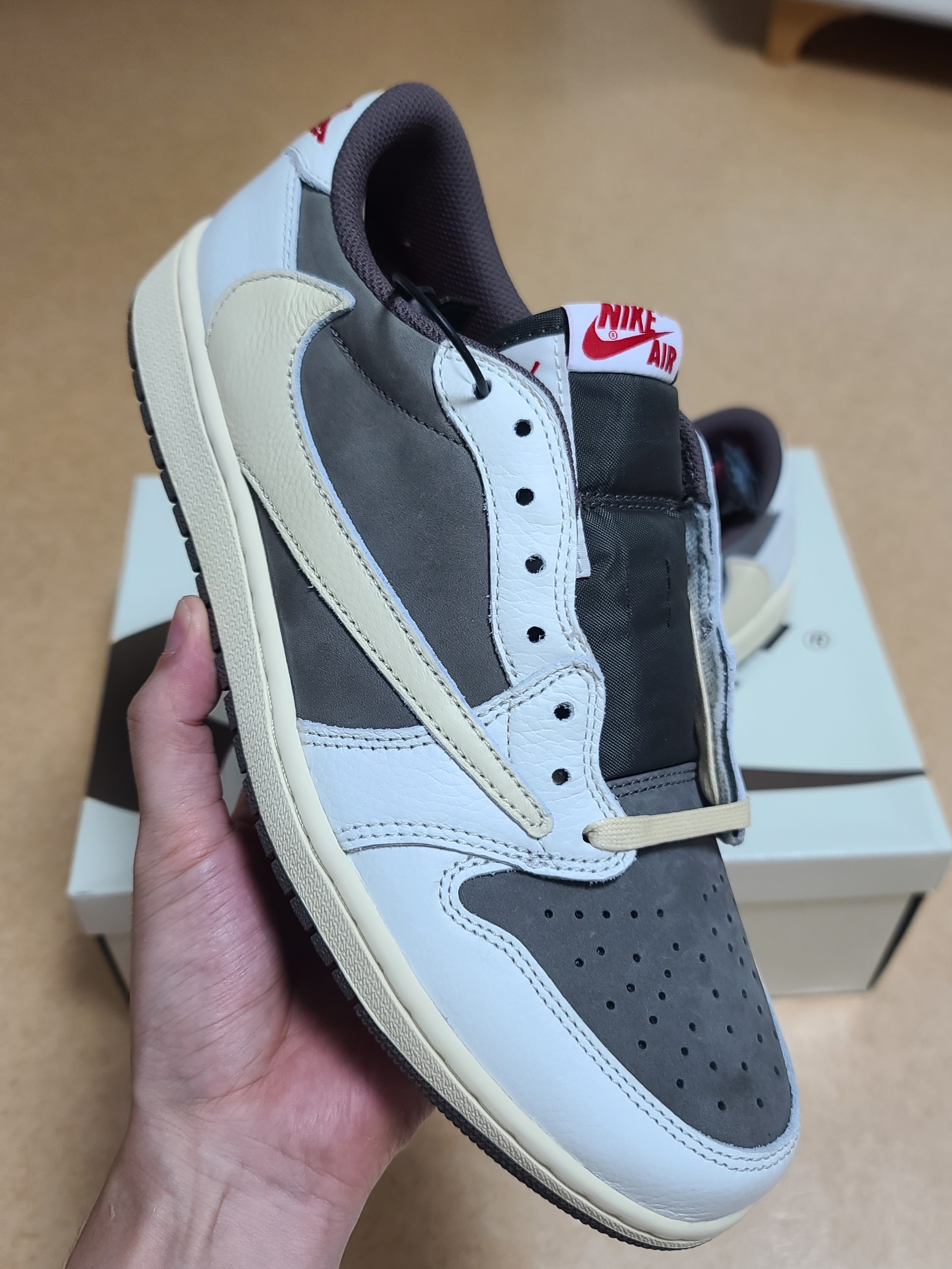 Jordan 1 x Travis Scott Retro Low OG SP Sail and Ridgerock 착용 스타일