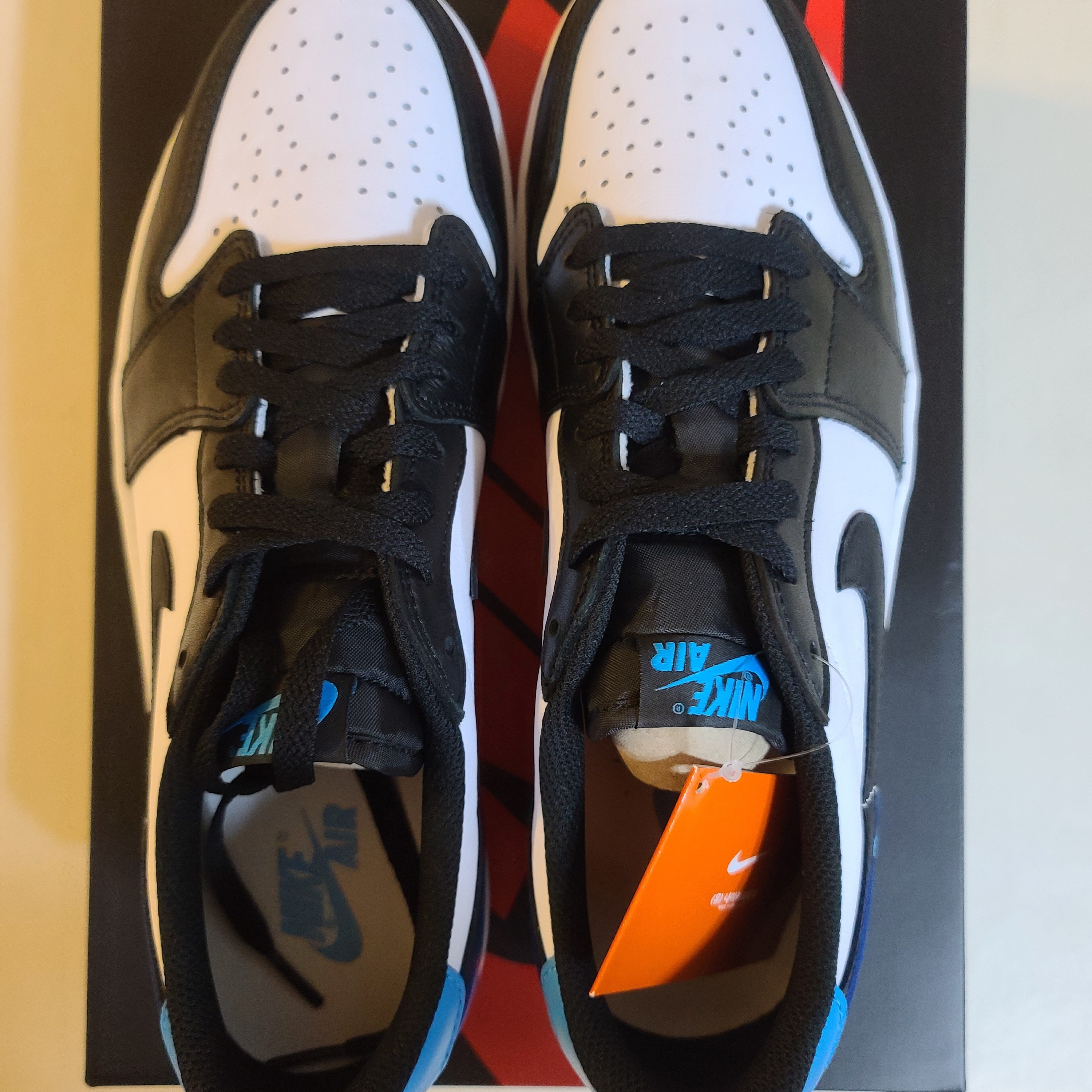 Jordan 1 Retro Low OG Black and Dark Powder Blue 착용 스타일 - 3