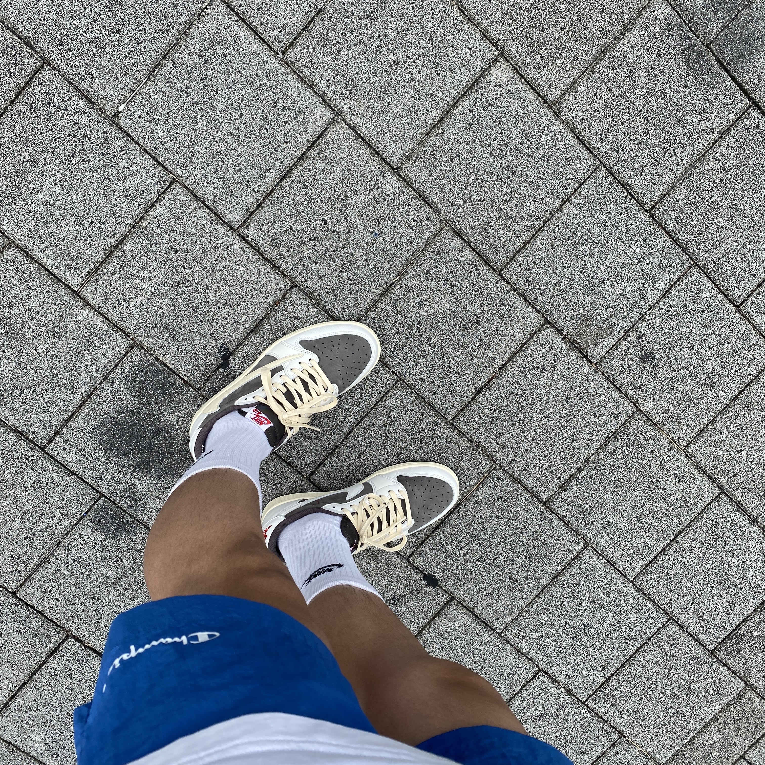 Jordan 1 x Travis Scott Retro Low OG SP Sail and Ridgerock 착용 스타일 - 1