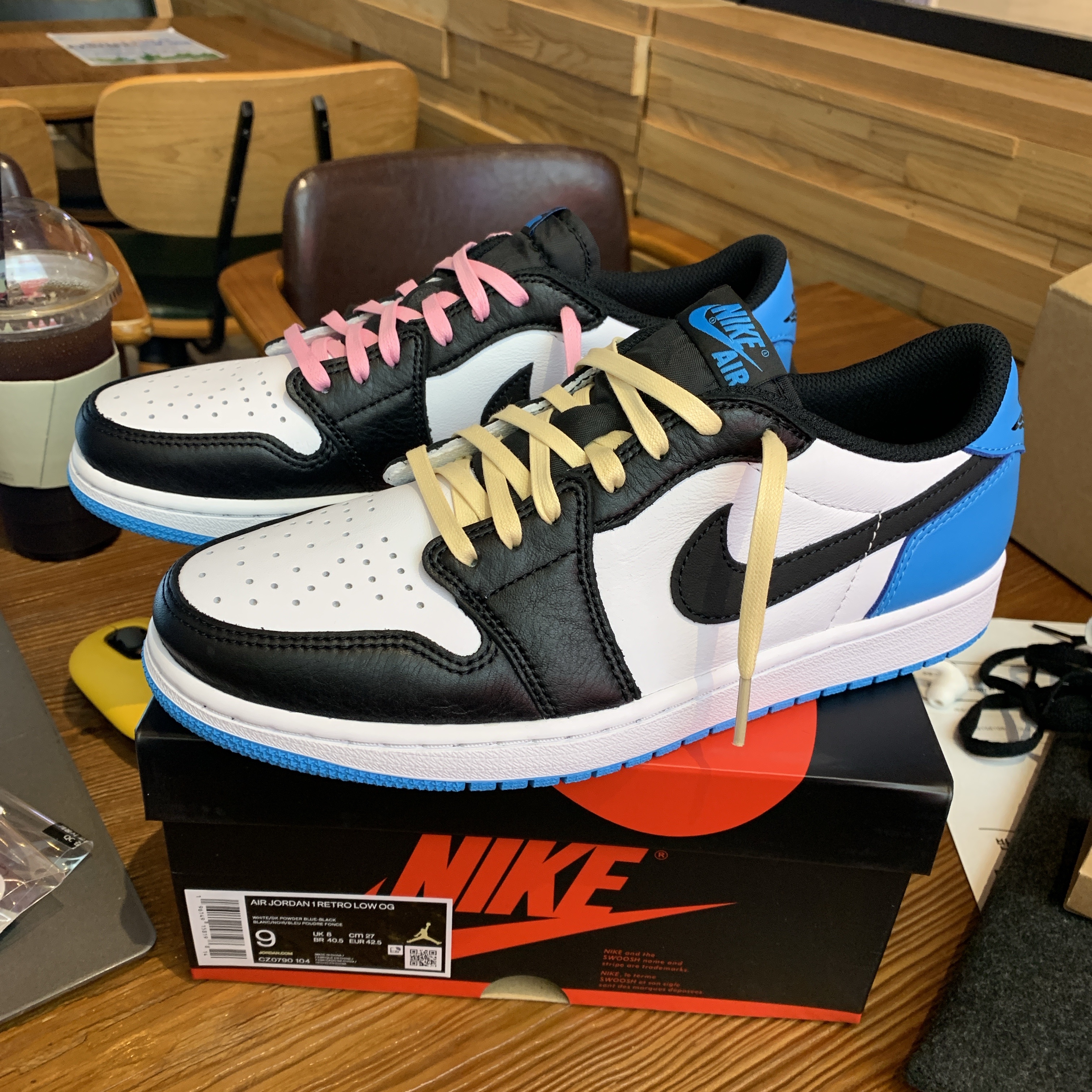 Jordan 1 Retro Low OG Black and Dark Powder Blue 착용 스타일 - 2