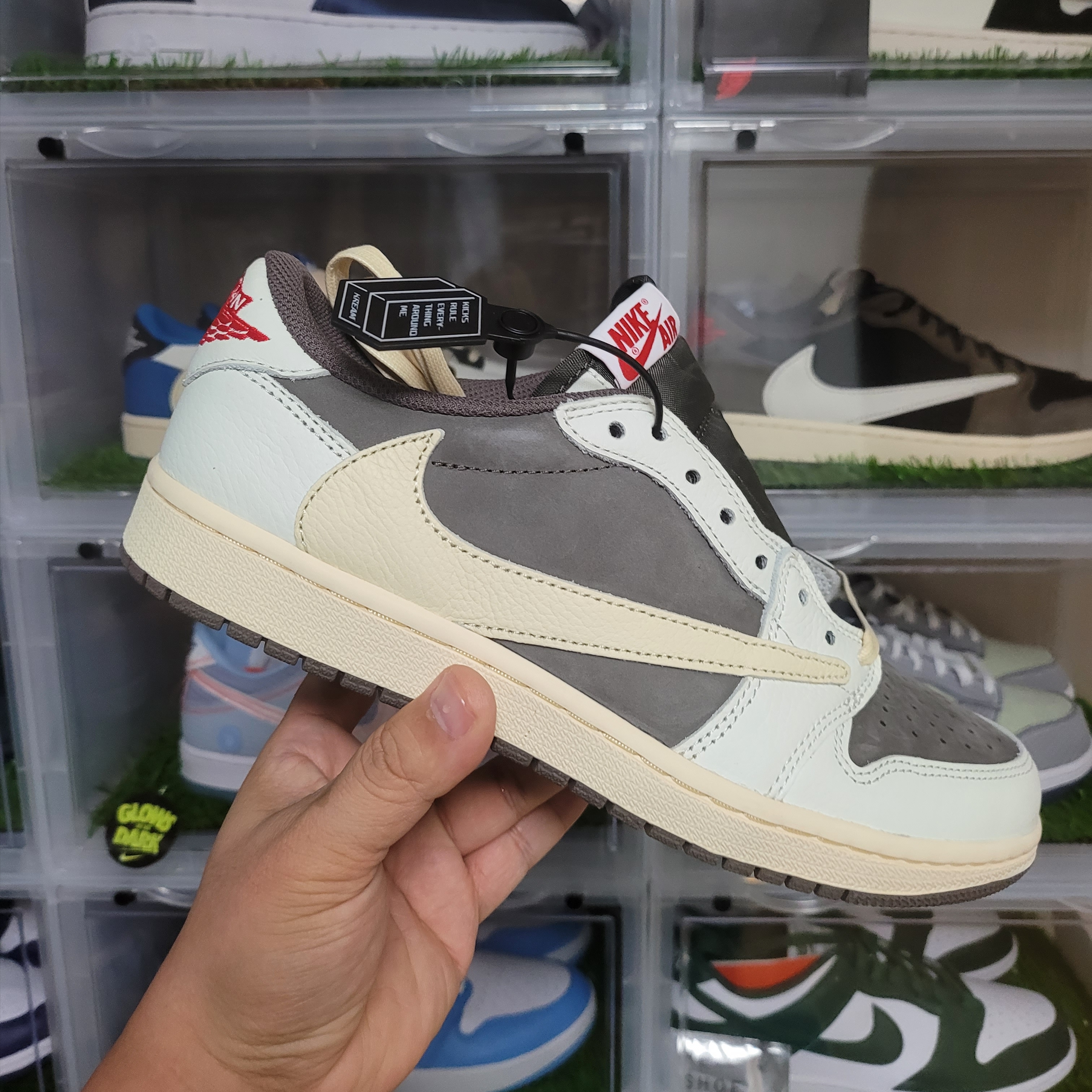 Jordan 1 x Travis Scott Retro Low OG SP Sail and Ridgerock 착용 스타일 - 1
