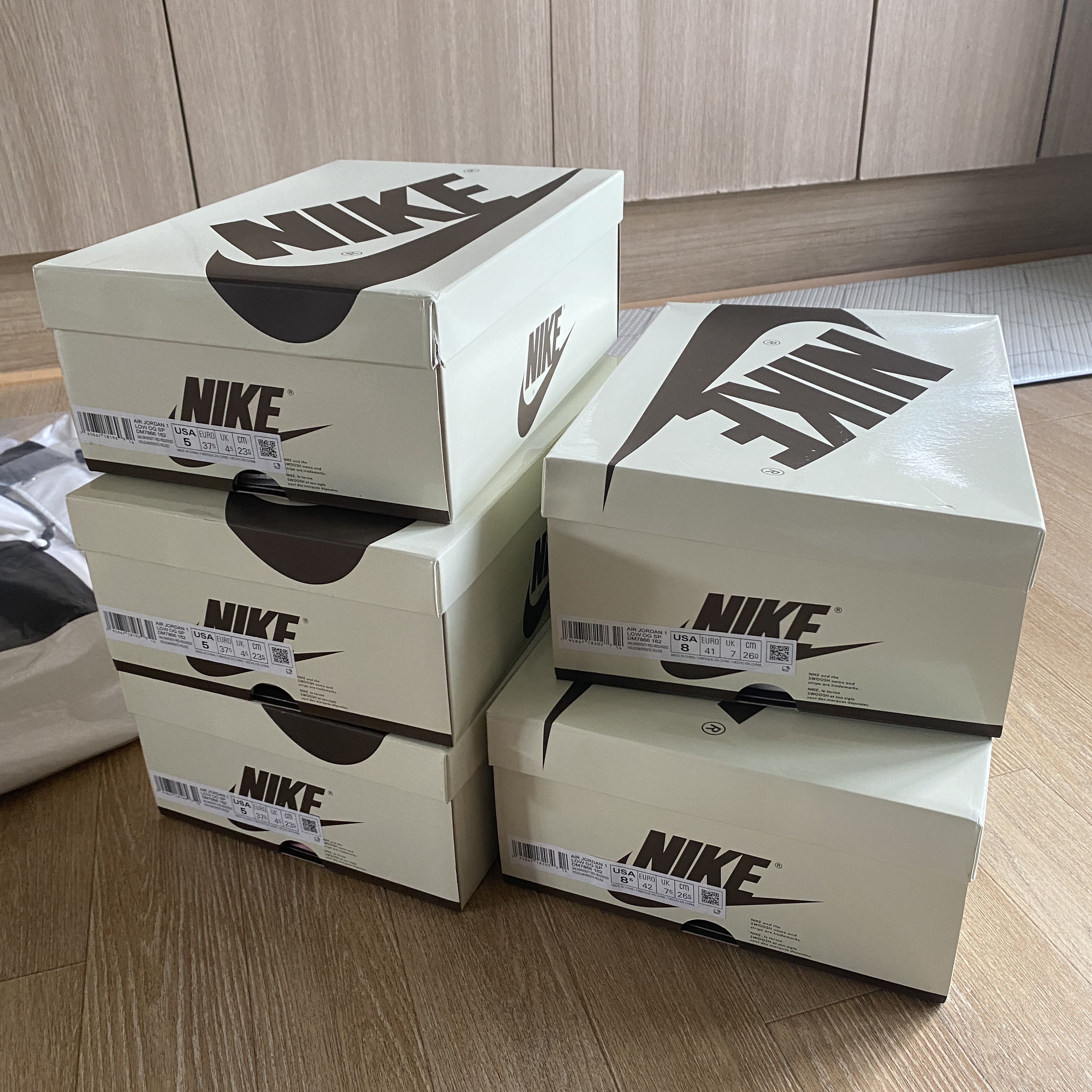 Jordan 1 x Travis Scott Retro Low OG SP Sail and Ridgerock 착용 스타일 - 2