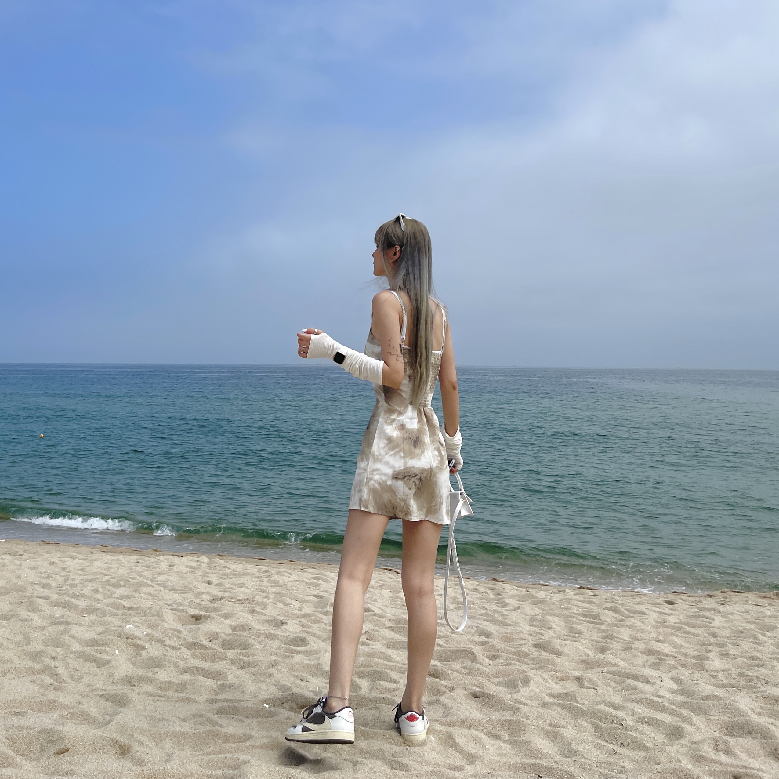 Jordan 1 x Travis Scott Retro Low OG SP Sail and Ridgerock, Jacquemus Le Chiquito Signature Leather Mini Handbag White 착용 스타일 - 2