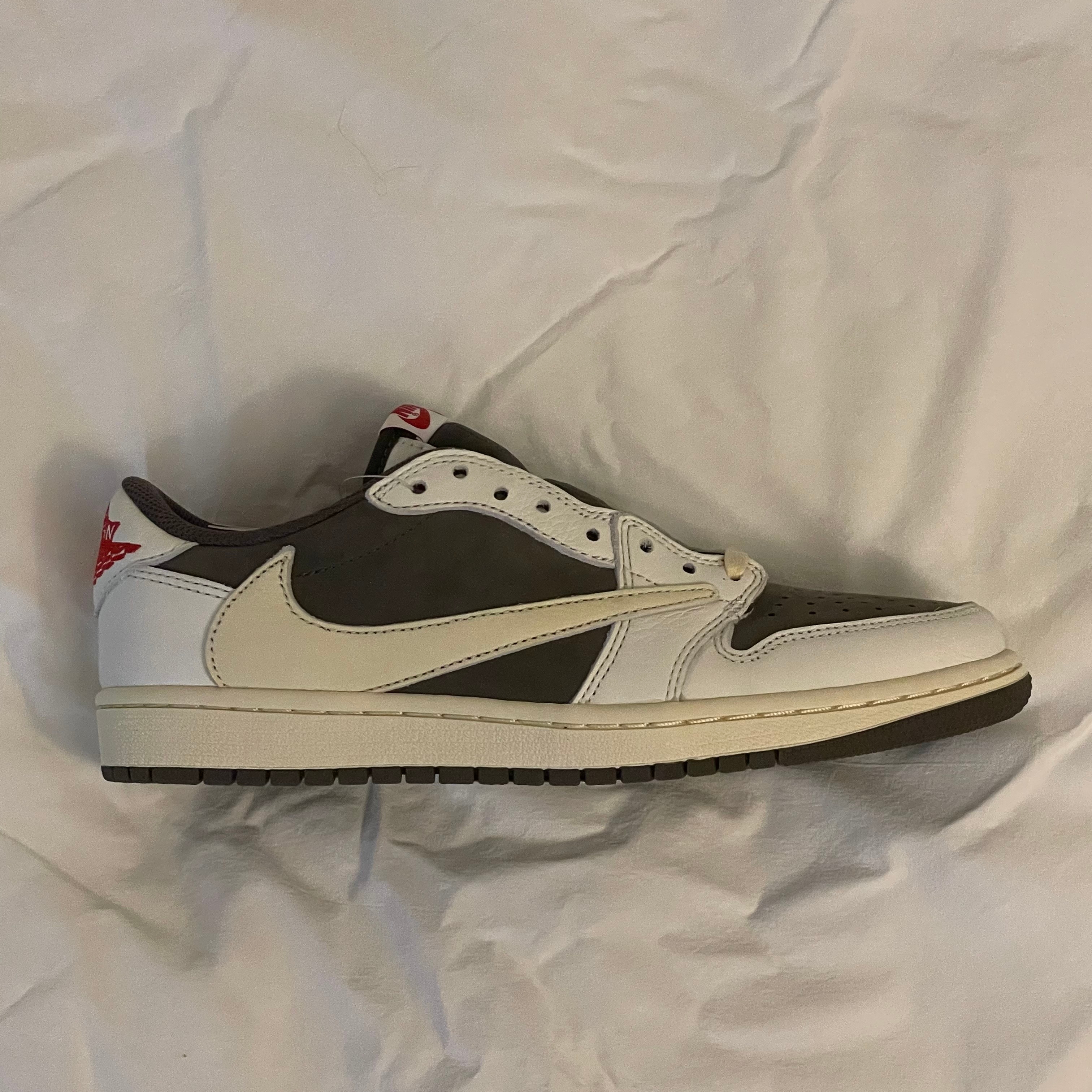 Jordan 1 x Travis Scott Retro Low OG SP Sail and Ridgerock 착용 스타일