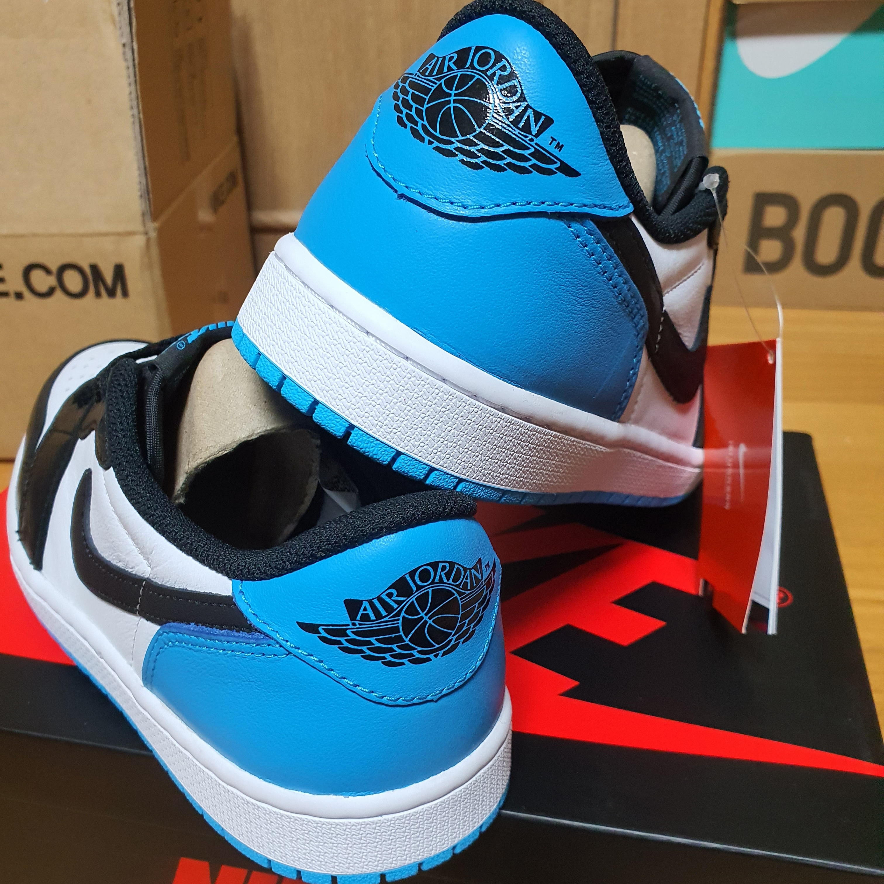 Jordan 1 Retro Low OG Black and Dark Powder Blue 착용 스타일 - 3