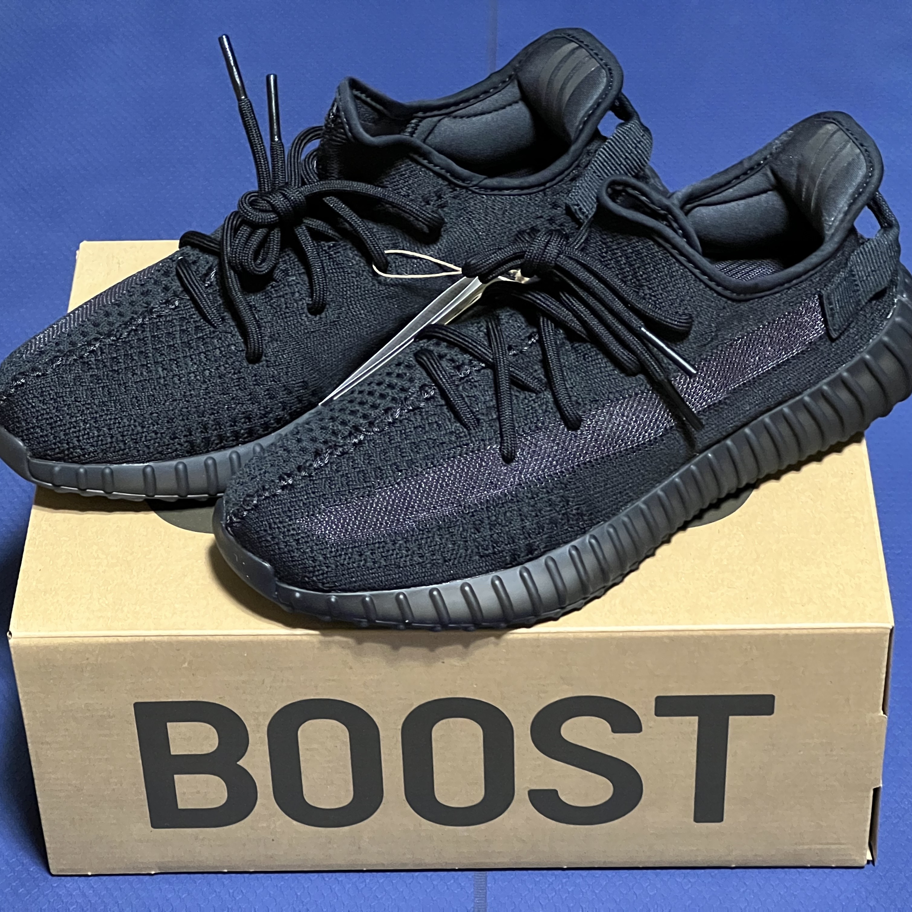 Adidas Yeezy Boost 350 V2 Onyx 착용 스타일 - 1