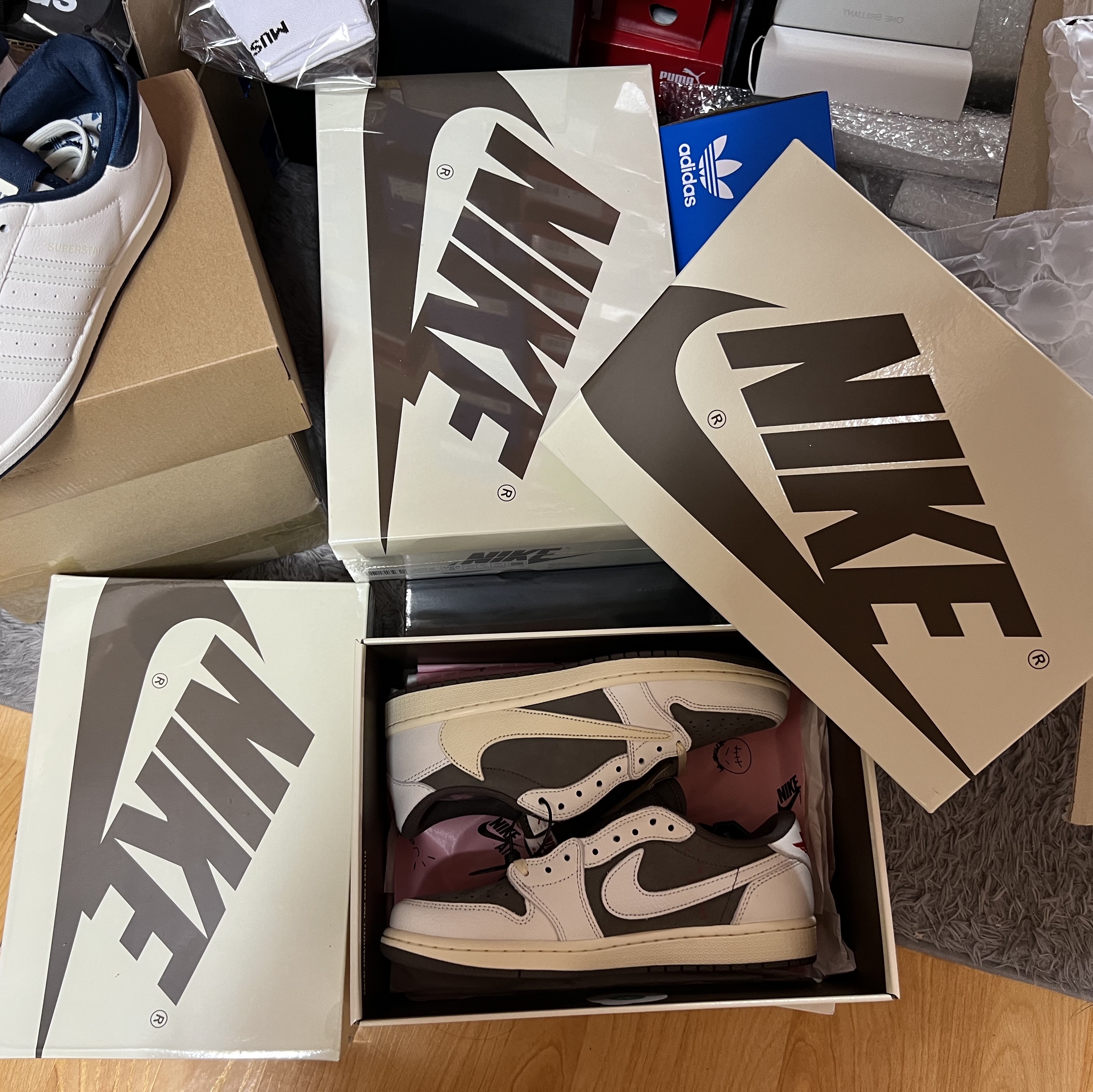 Jordan 1 x Travis Scott Retro Low OG SP Sail and Ridgerock 착용 스타일 - 3