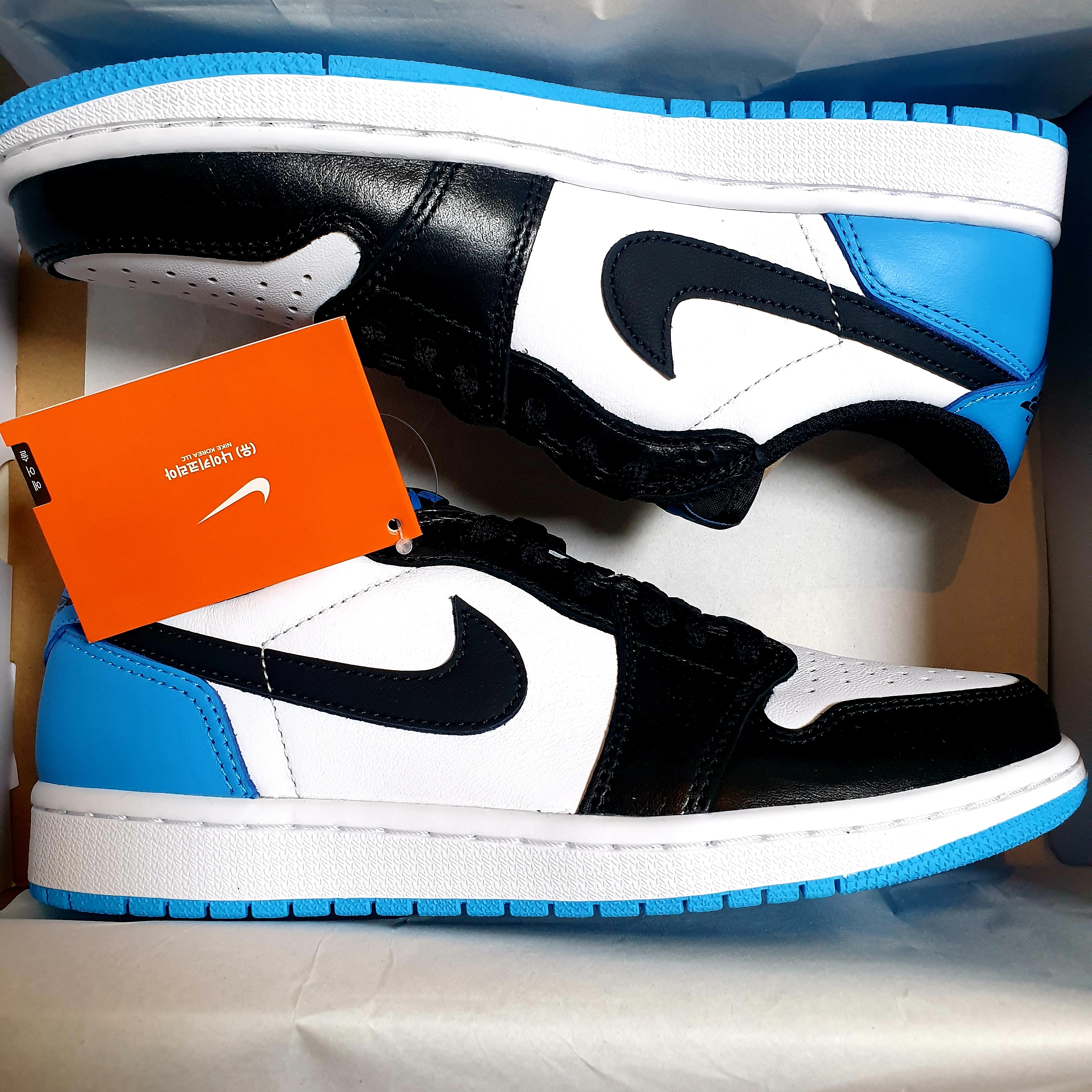 Jordan 1 Retro Low OG Black and Dark Powder Blue 착용 스타일